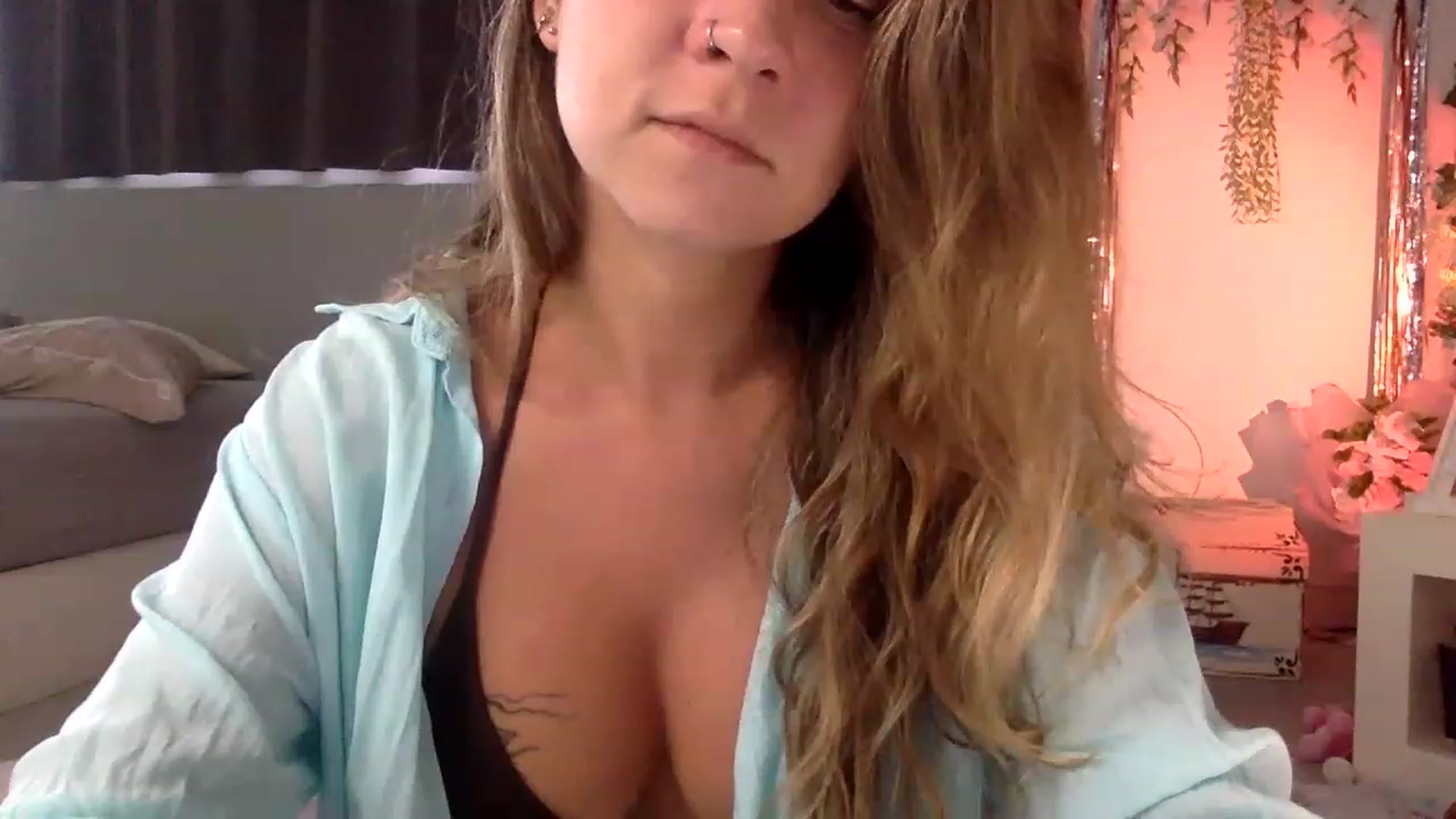 Gallery image thumbnail from Qi_ra's myfreecams stream on, 04/02/2023, 07:06 image 8 of 20