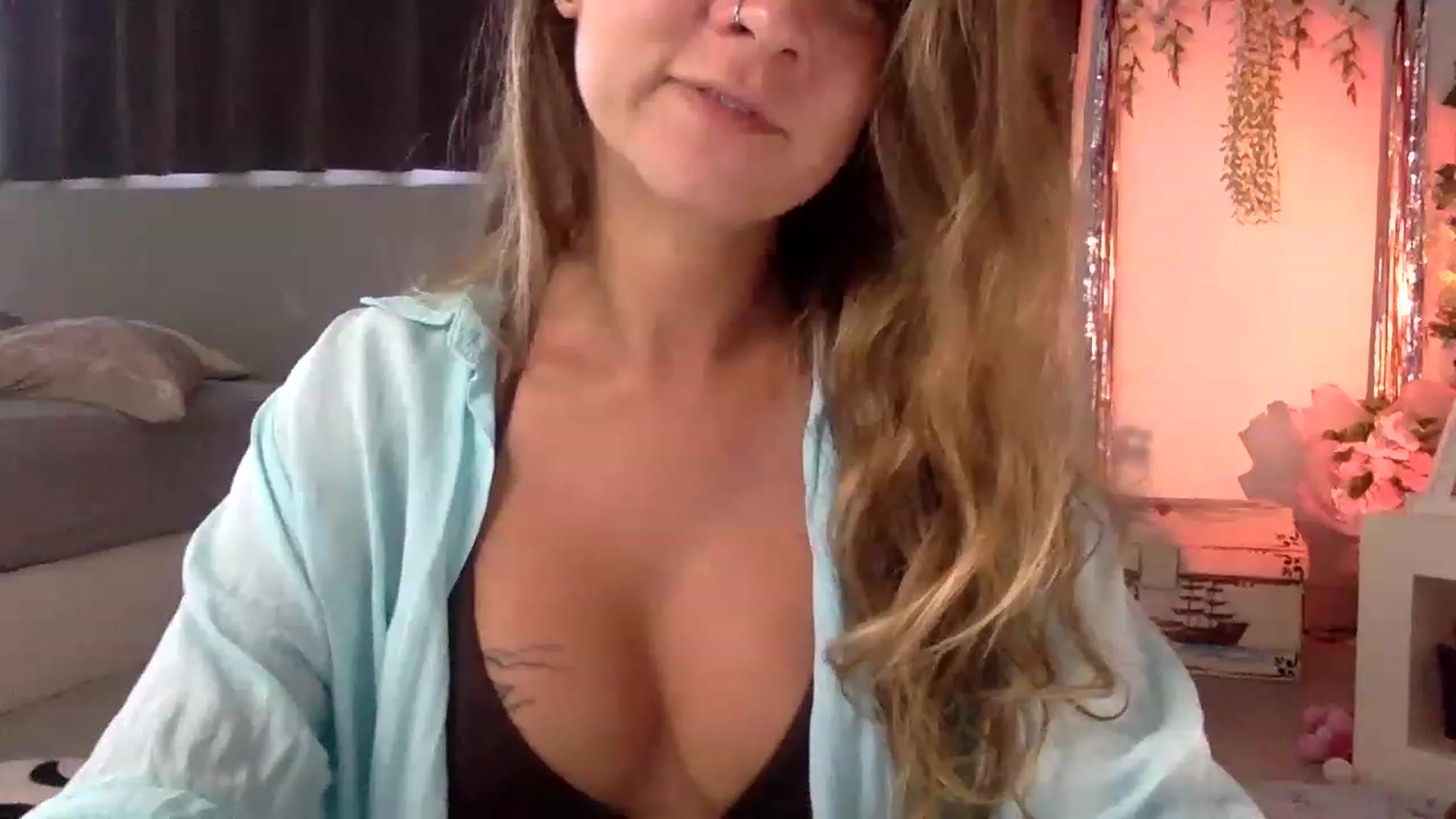 Gallery image thumbnail from Qi_ra's myfreecams stream on, 04/02/2023, 07:06 image 9 of 20