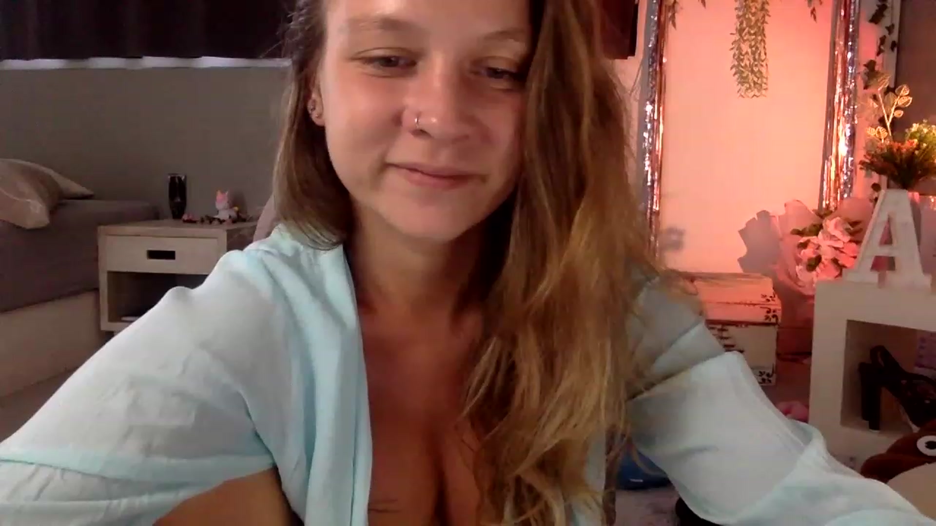 Gallery image thumbnail from Qi_ra's myfreecams stream on, 04/02/2023, 08:15 image 4 of 20