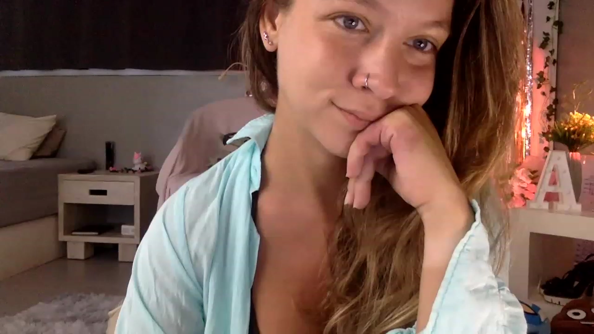 Gallery image thumbnail from Qi_ra's myfreecams stream on, 04/04/2023, 24:30 image 3 of 20