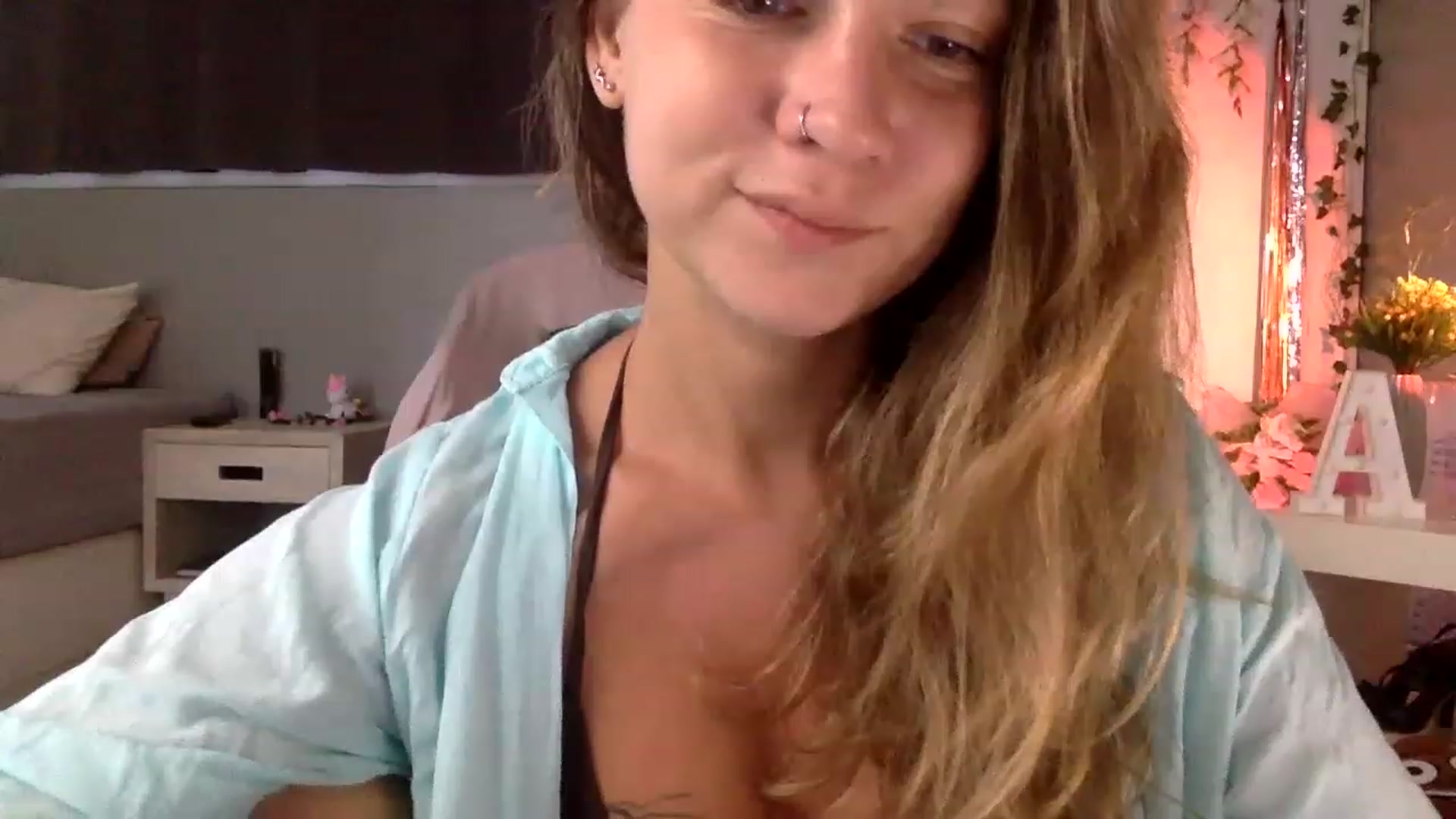 Gallery image thumbnail from Qi_ra's myfreecams stream on, 04/04/2023, 24:30 image 4 of 20