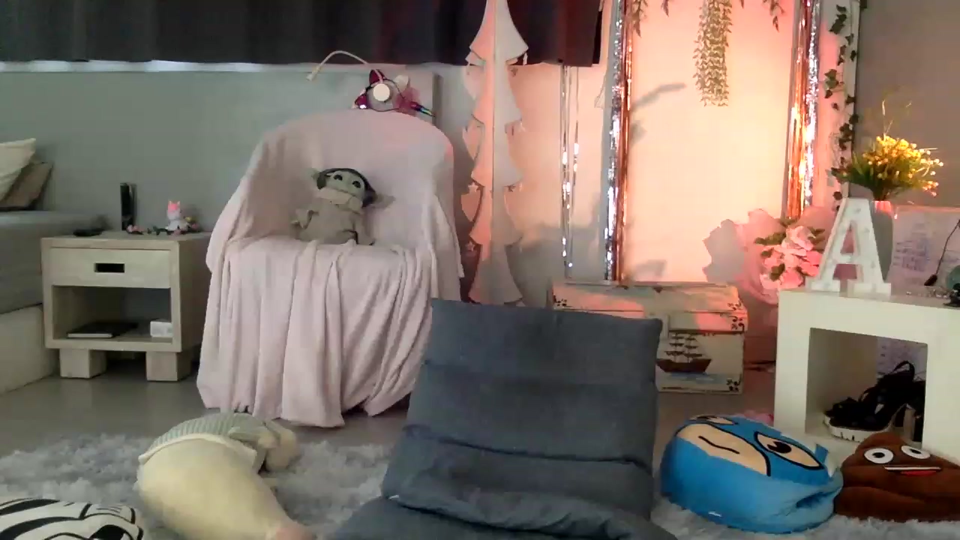 Gallery image thumbnail from Qi_ra's myfreecams stream on, 04/04/2023, 01:15 image 3 of 20