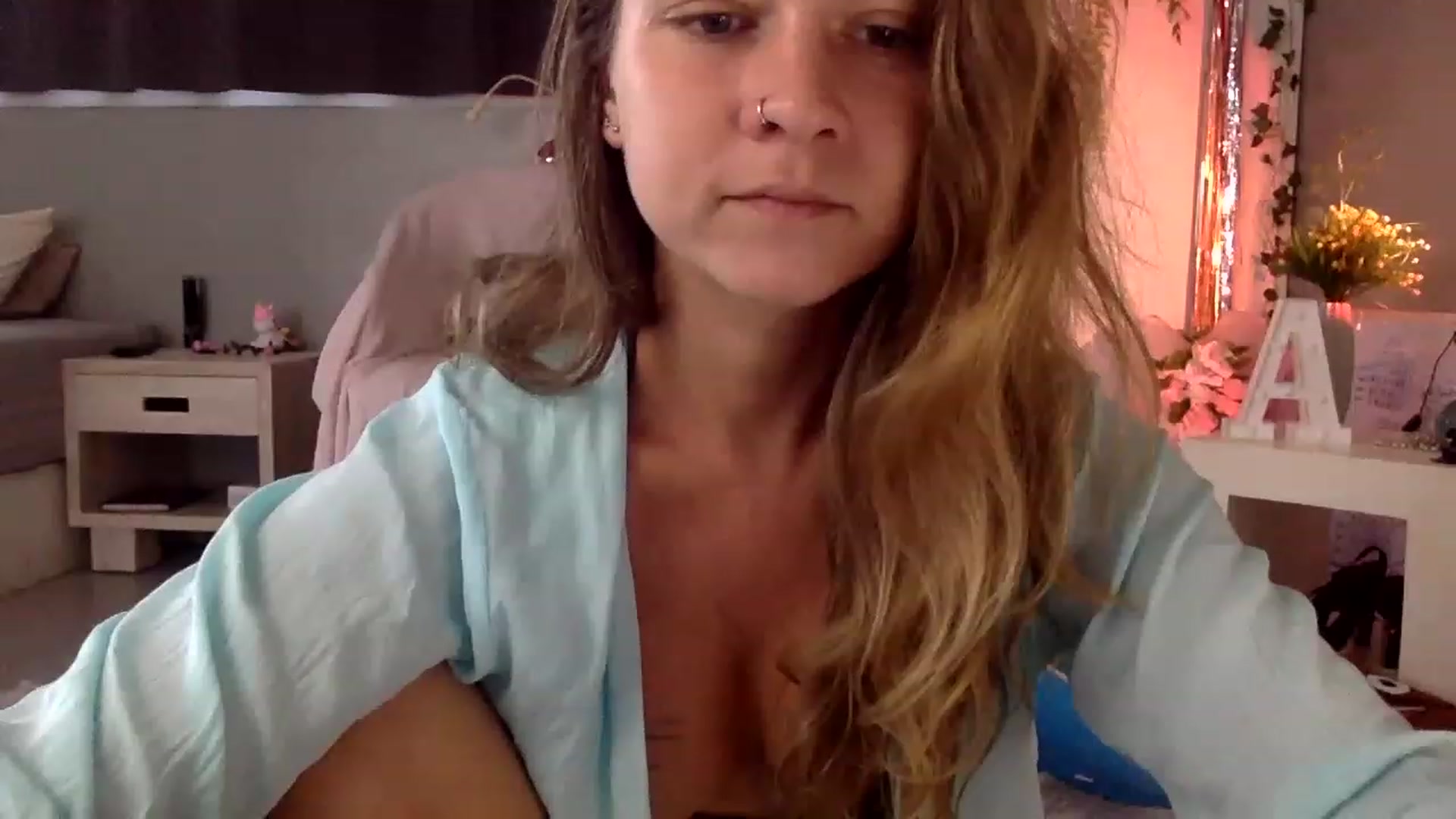 Gallery image thumbnail from Qi_ra's myfreecams stream on, 04/04/2023, 01:15 image 5 of 20