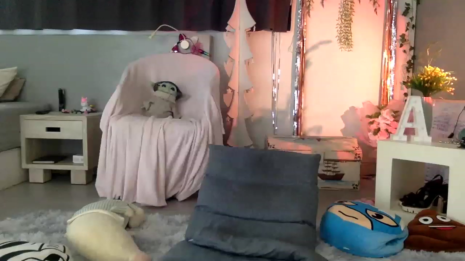 Gallery image thumbnail from Qi_ra's myfreecams stream on, 04/04/2023, 01:15 image 1 of 20