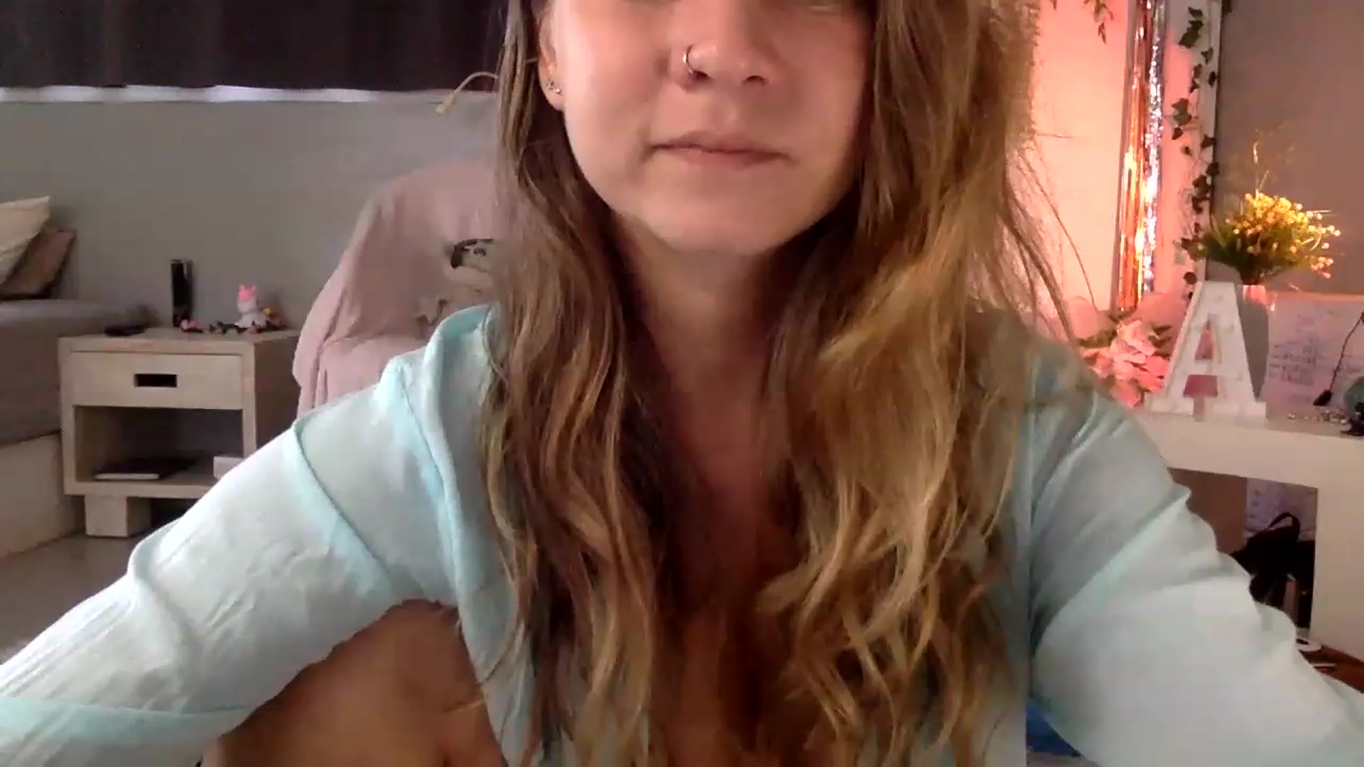 Gallery image thumbnail from Qi_ra's myfreecams stream on, 04/04/2023, 01:15 image 10 of 20