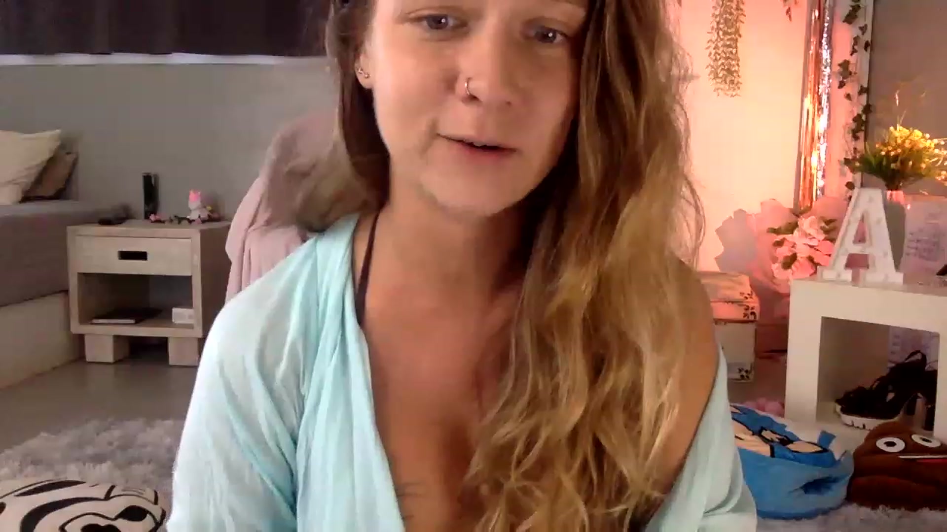 Gallery image thumbnail from Qi_ra's myfreecams stream on, 04/04/2023, 03:32 image 10 of 20
