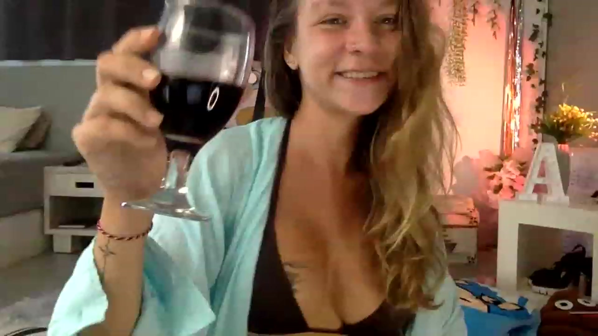 Gallery image thumbnail from Qi_ra's myfreecams stream on, 04/04/2023, 03:32 image 11 of 20