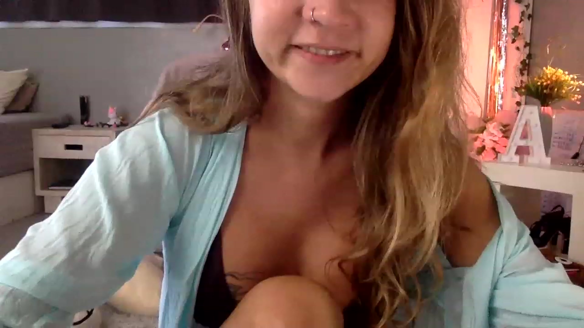 Gallery image thumbnail from Qi_ra's myfreecams stream on, 04/04/2023, 03:32 image 3 of 20