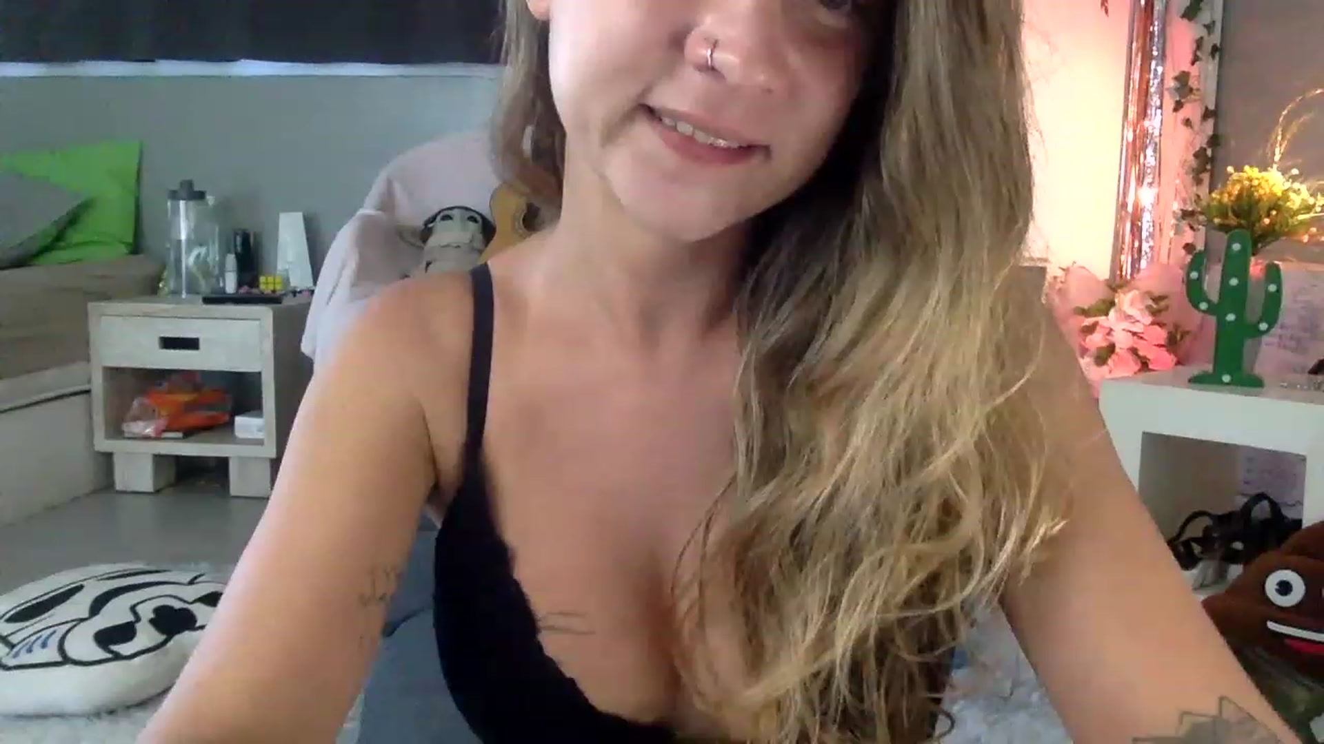 Gallery image thumbnail from Qi_ra's myfreecams stream on, 04/15/2023, 08:31 image 7 of 20