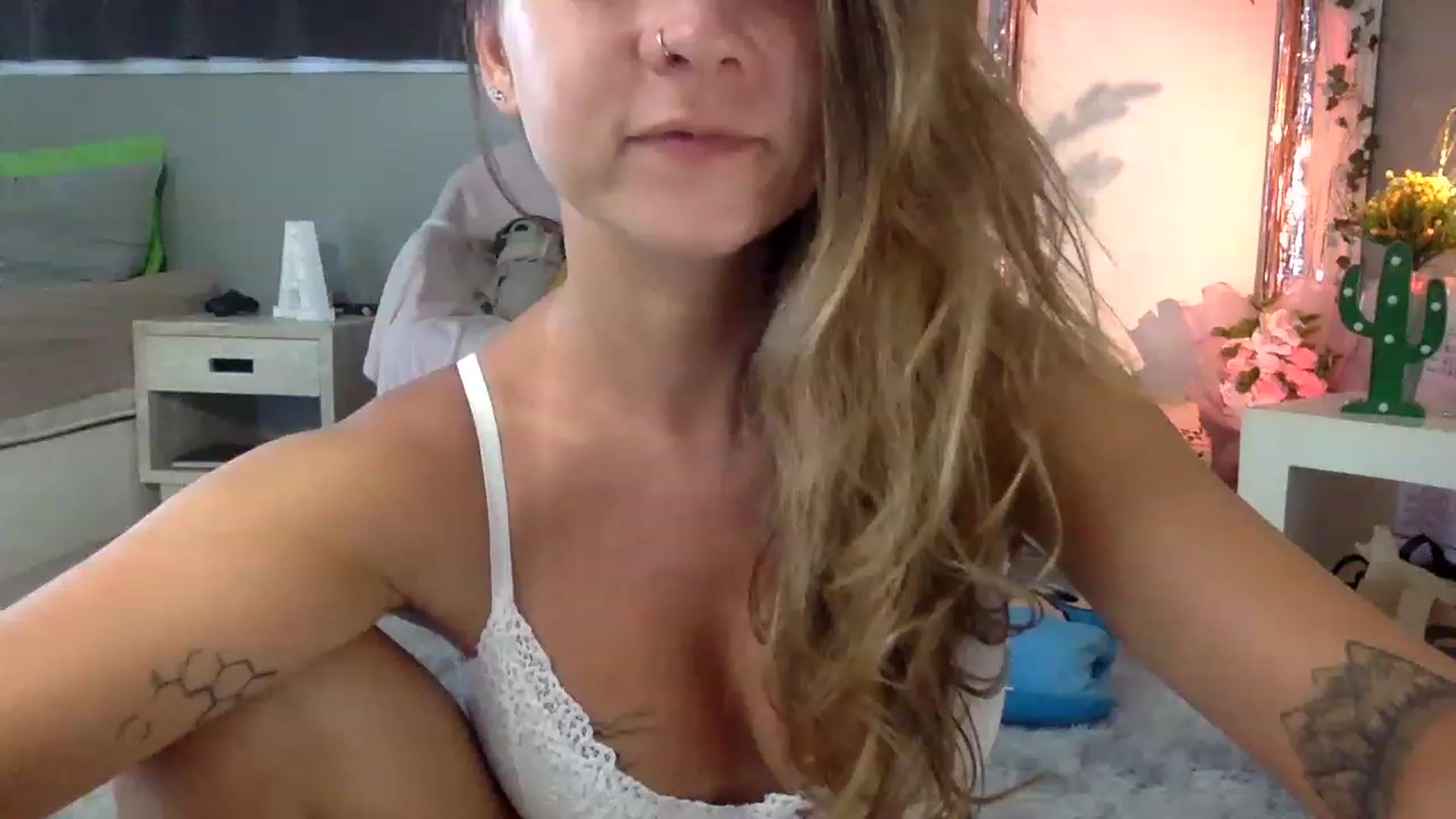 Gallery image thumbnail from Qi_ra's myfreecams stream on, 04/16/2023, 03:21 image 7 of 20
