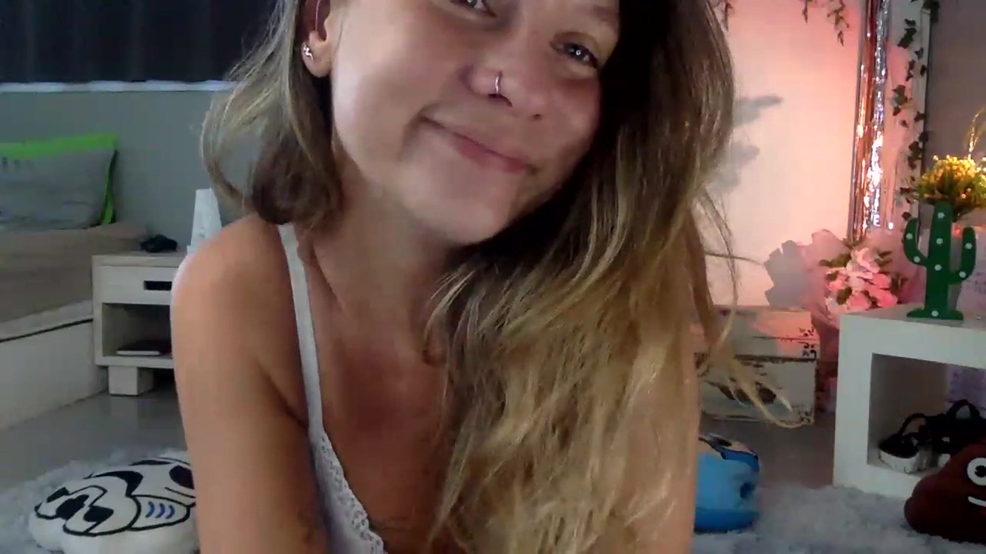 Gallery image thumbnail from Qi_ra's myfreecams stream on, 04/16/2023, 03:21 image 9 of 20