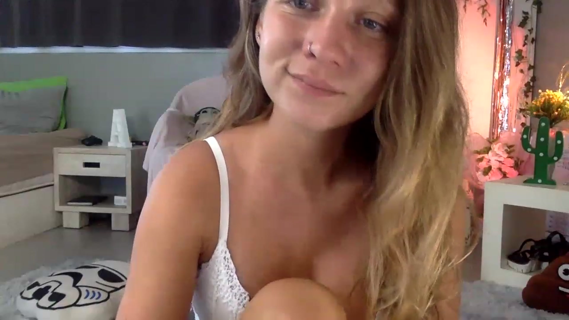 Gallery image thumbnail from Qi_ra's myfreecams stream on, 04/16/2023, 03:21 image 11 of 20