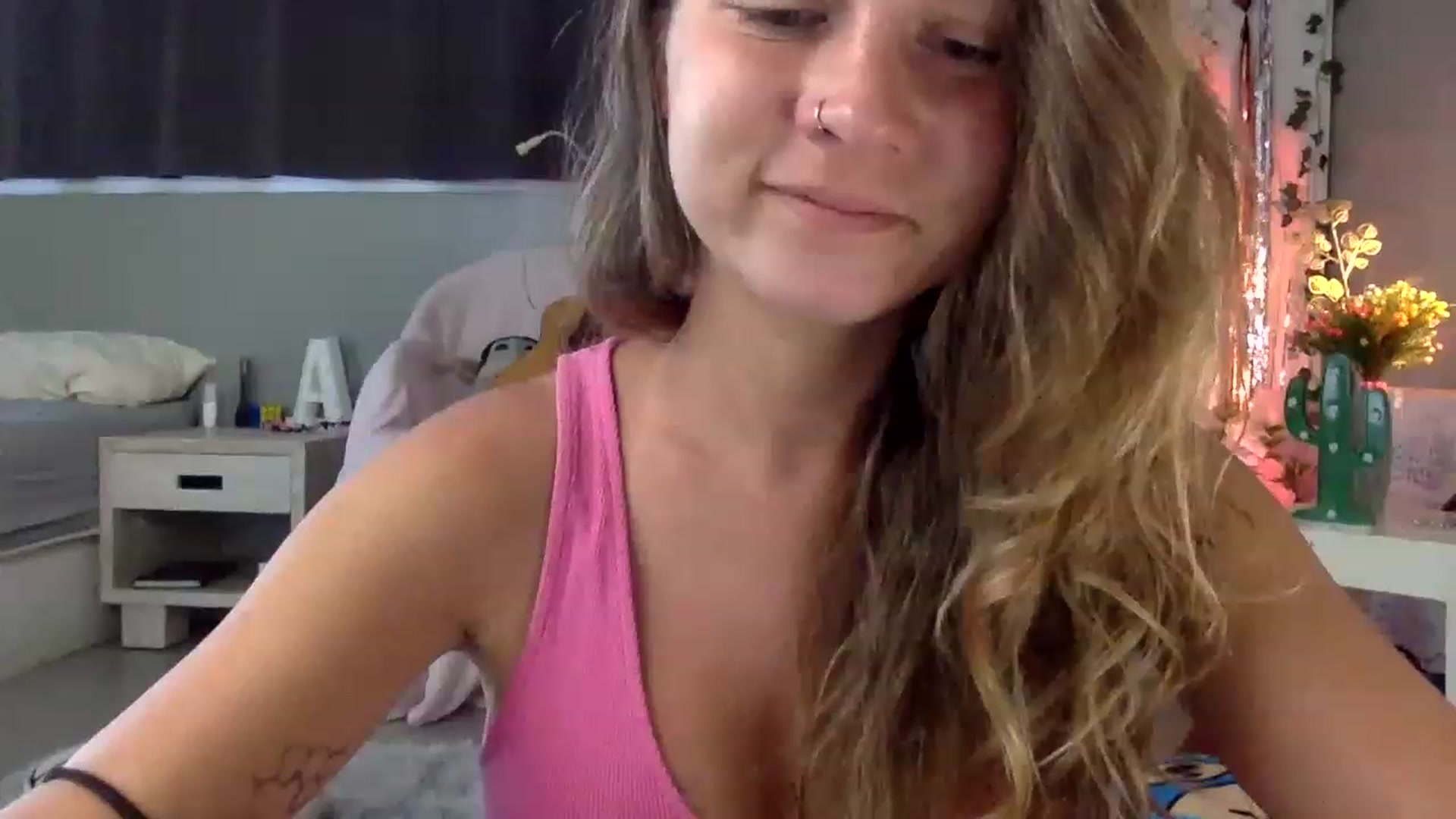 Gallery image thumbnail from Qi_ra's myfreecams stream on, 04/18/2023, 02:10 image 9 of 20