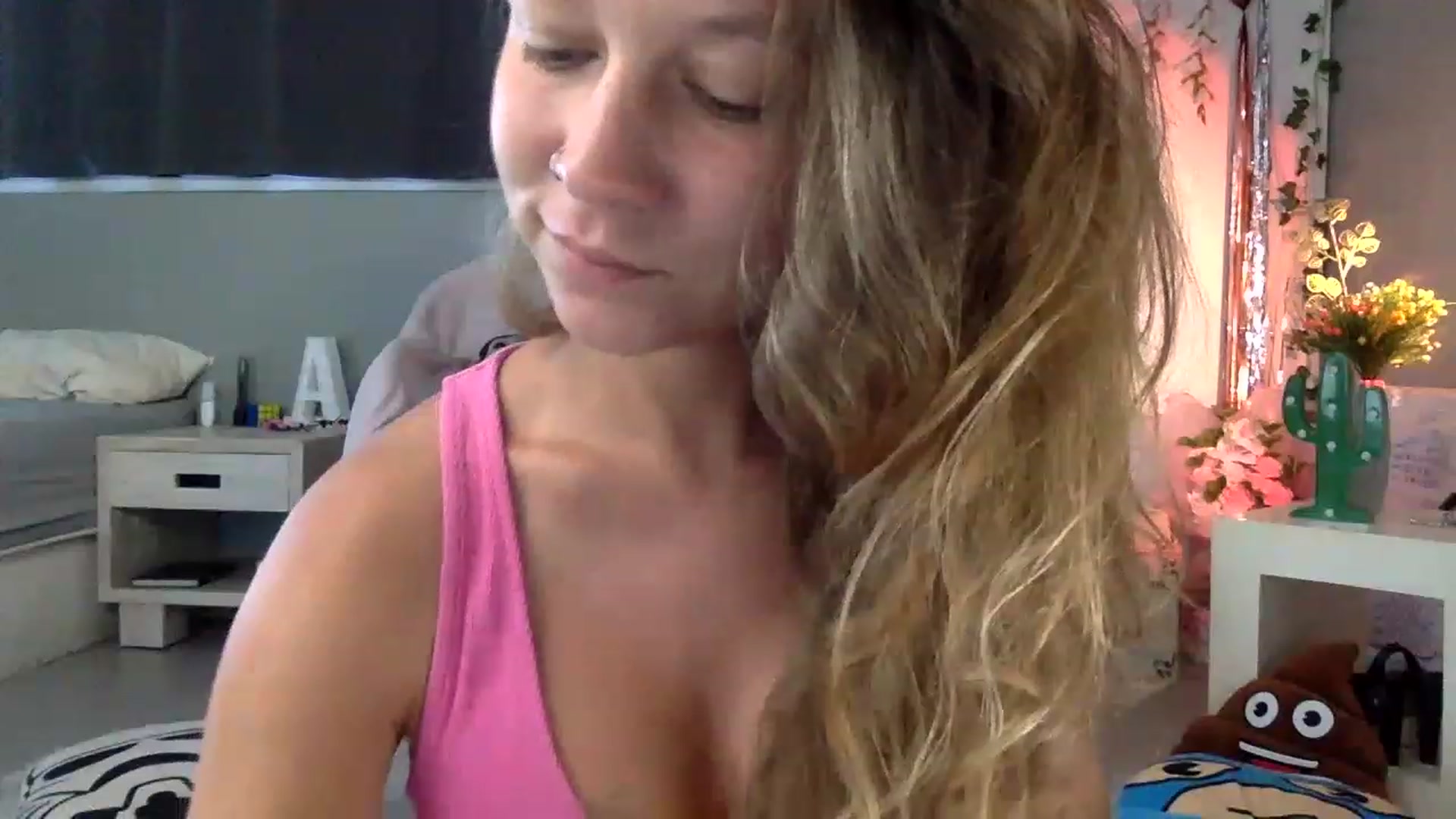 Gallery image thumbnail from Qi_ra's myfreecams stream on, 04/18/2023, 02:10 image 7 of 20