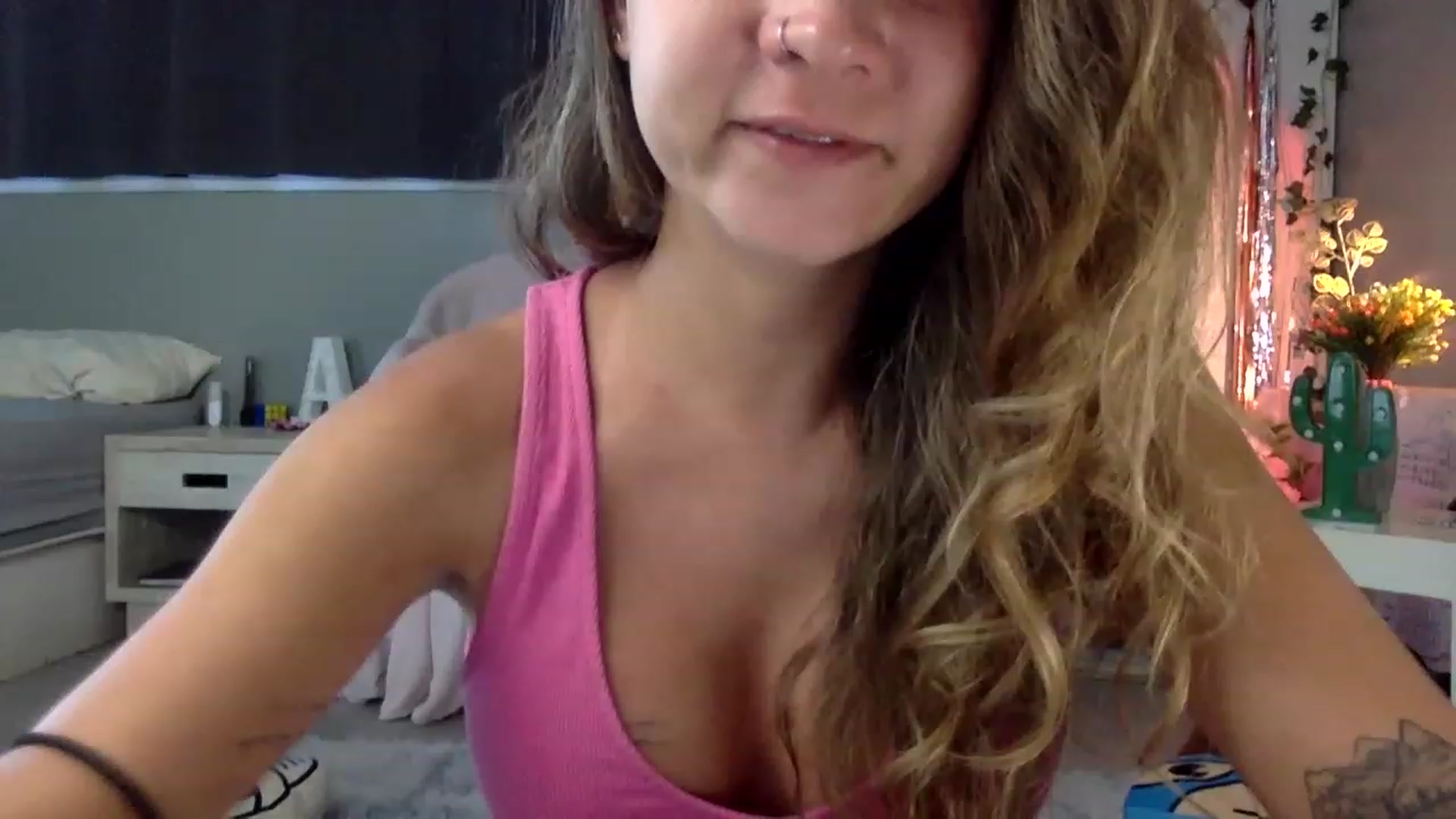 Gallery image thumbnail from Qi_ra's myfreecams stream on, 04/18/2023, 02:10 image 10 of 20