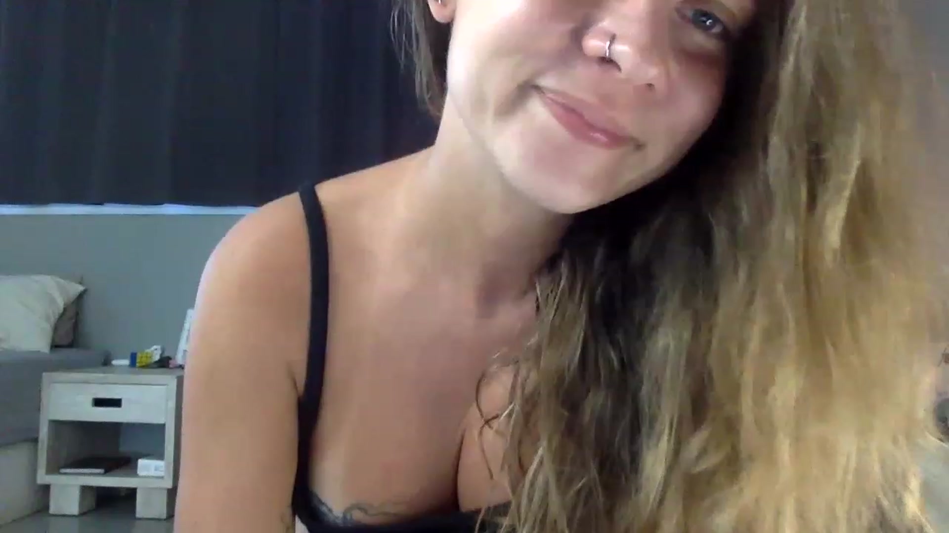 Gallery image thumbnail from Qi_ra's myfreecams stream on, 04/22/2023, 07:05 image 4 of 20