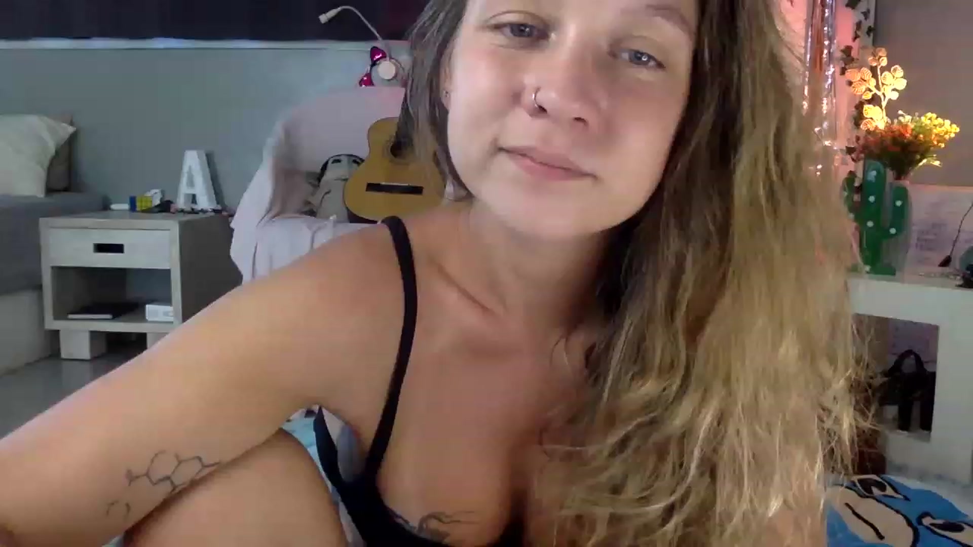 Gallery image thumbnail from Qi_ra's myfreecams stream on, 04/22/2023, 07:05 image 5 of 20