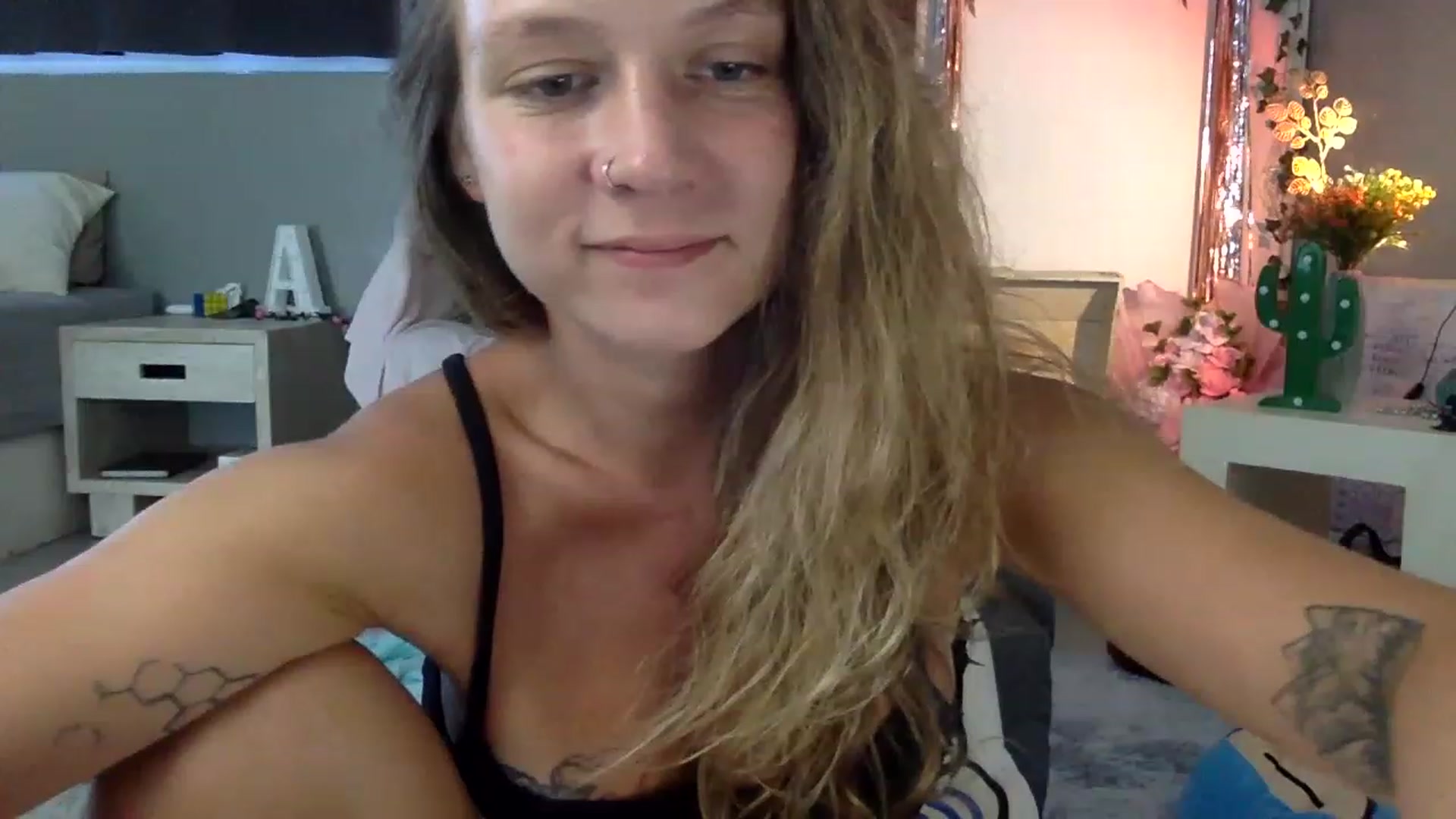 Gallery image thumbnail from Qi_ra's myfreecams stream on, 04/22/2023, 07:05 image 7 of 20