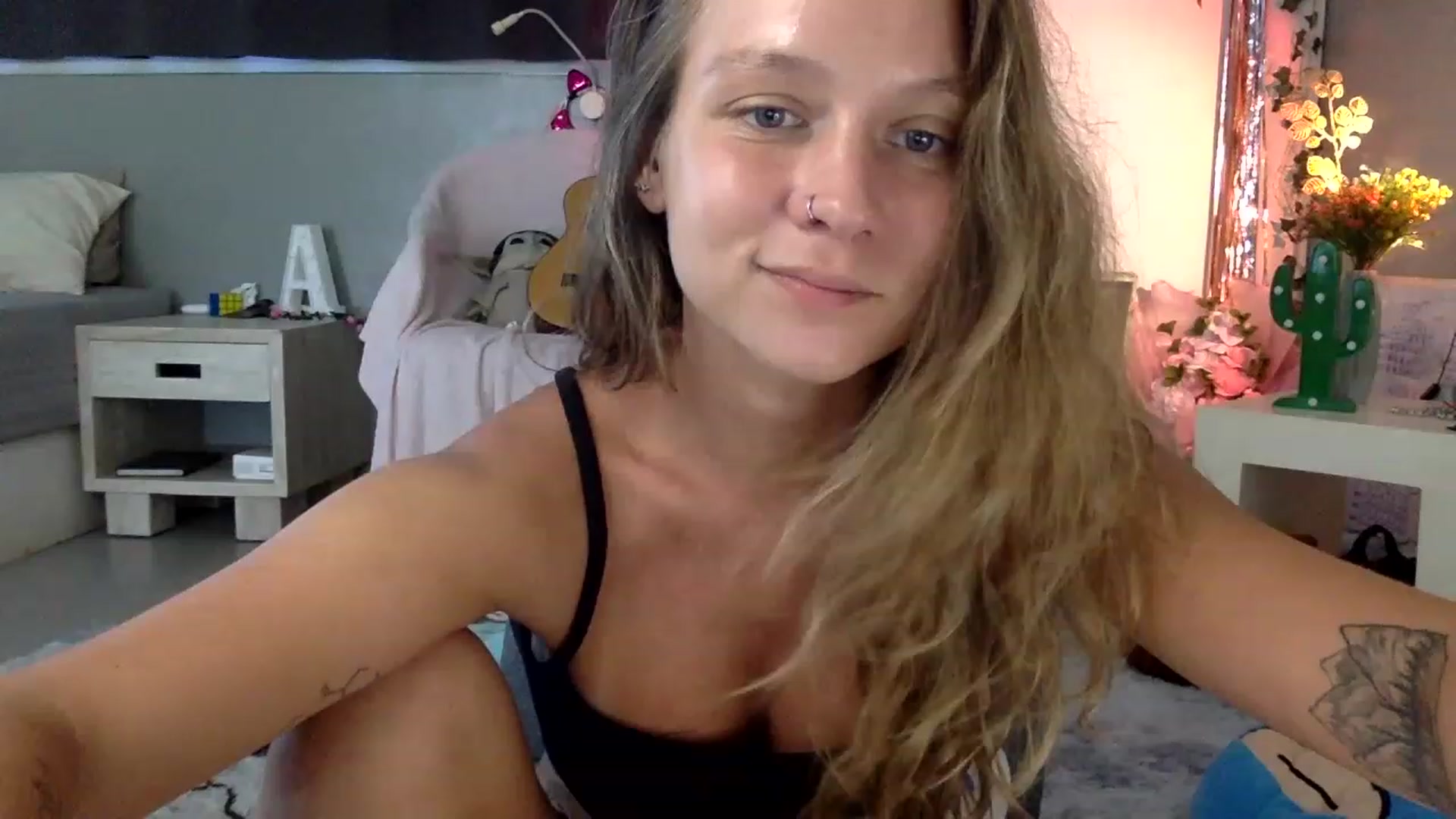 Gallery image thumbnail from Qi_ra's myfreecams stream on, 04/22/2023, 07:05 image 16 of 20