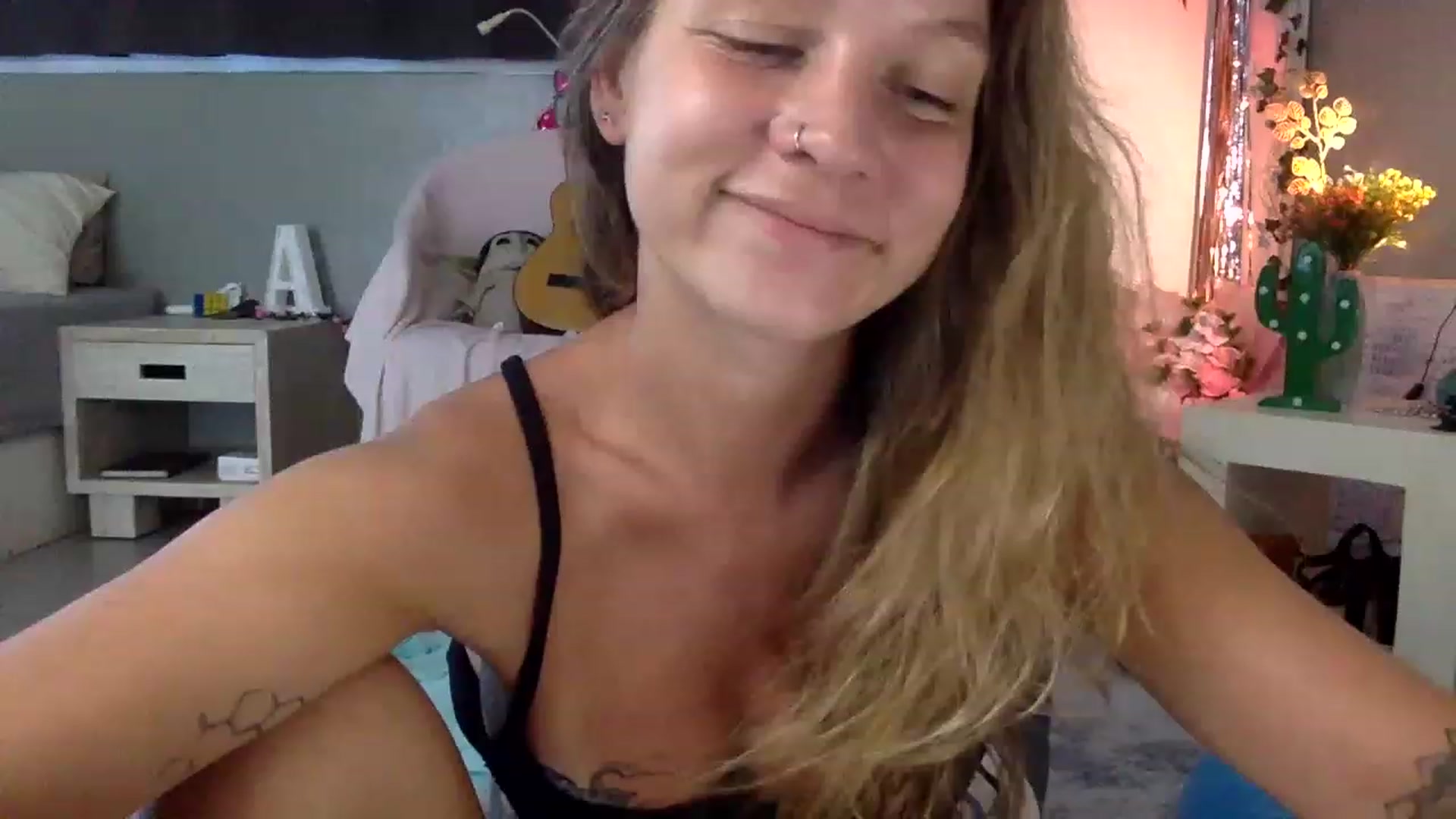 Gallery image thumbnail from Qi_ra's myfreecams stream on, 04/22/2023, 07:05 image 6 of 20