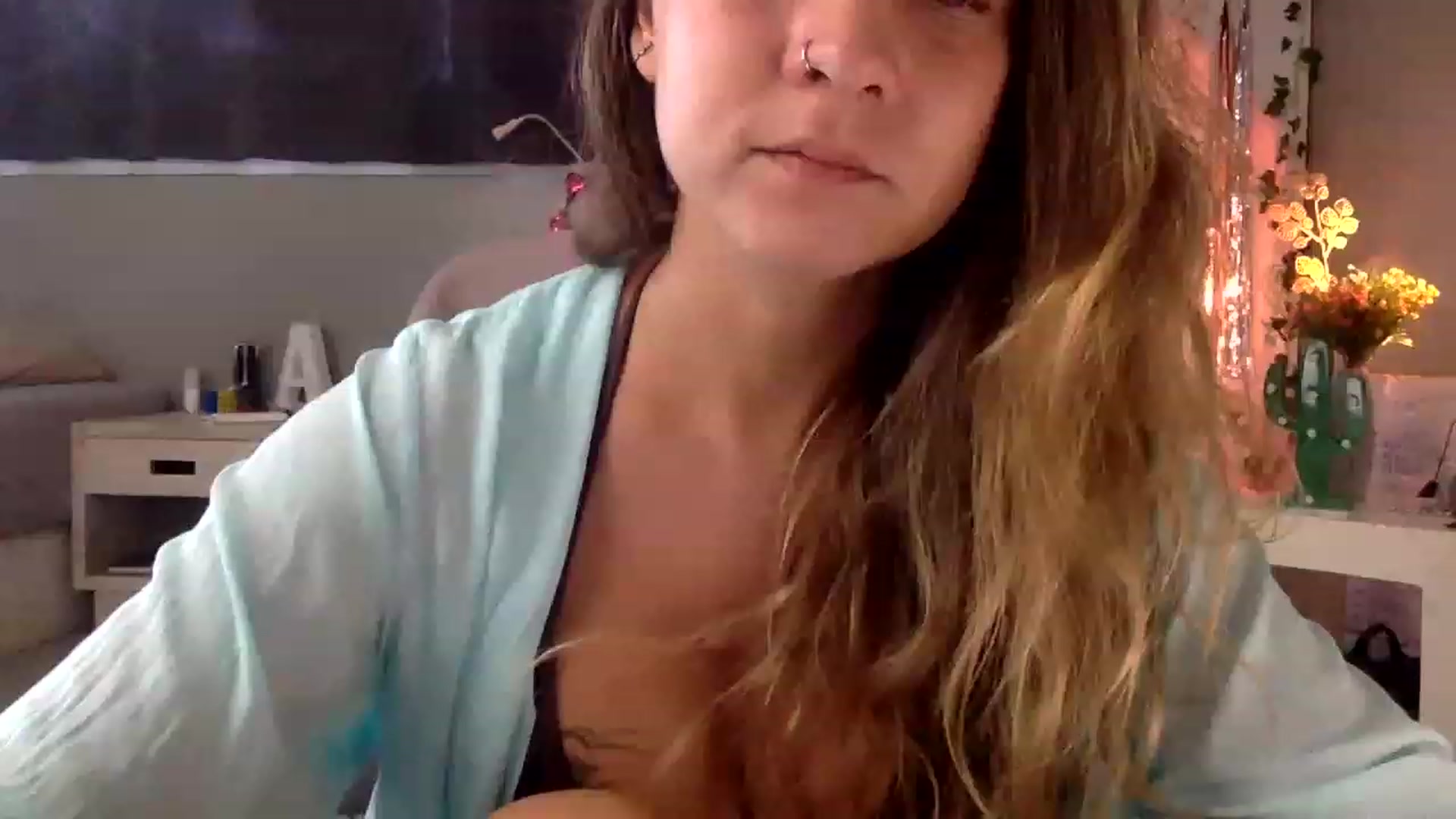 Gallery image thumbnail from Qi_ra's myfreecams stream on, 04/24/2023, 24:03 image 17 of 20
