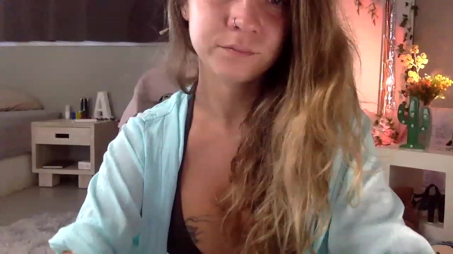 Gallery image thumbnail from Qi_ra's myfreecams stream on, 04/24/2023, 24:03 image 5 of 20