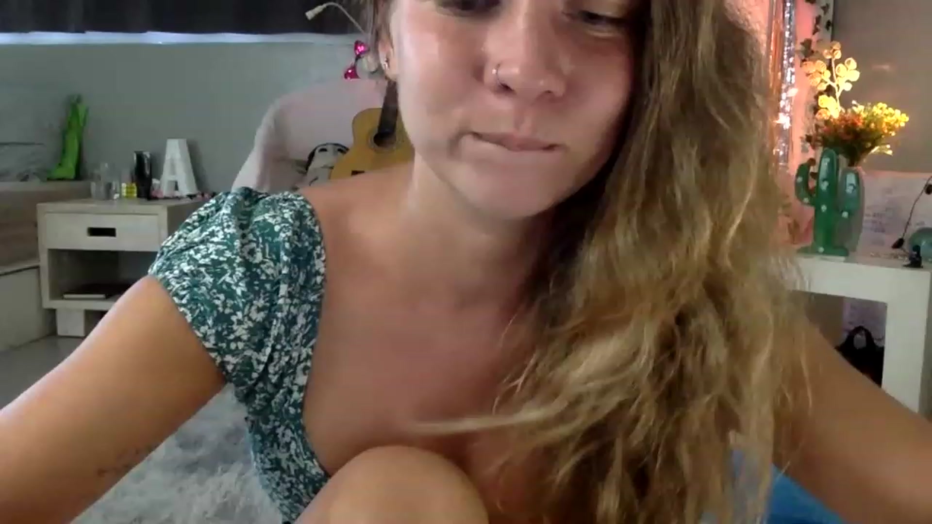 Gallery image thumbnail from Qi_ra's myfreecams stream on, 04/27/2023, 03:25 image 4 of 20
