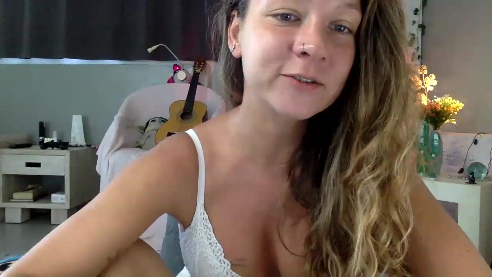 Gallery image thumbnail from Qi_ra's myfreecams stream on, 05/04/2023, 01:36 image 12 of 20