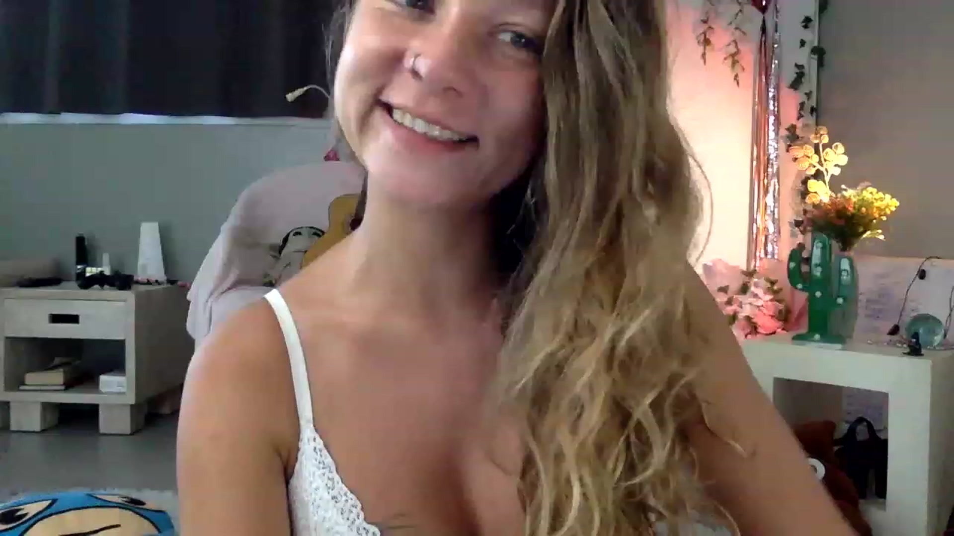 Gallery image thumbnail from Qi_ra's myfreecams stream on, 05/04/2023, 01:36 image 11 of 20