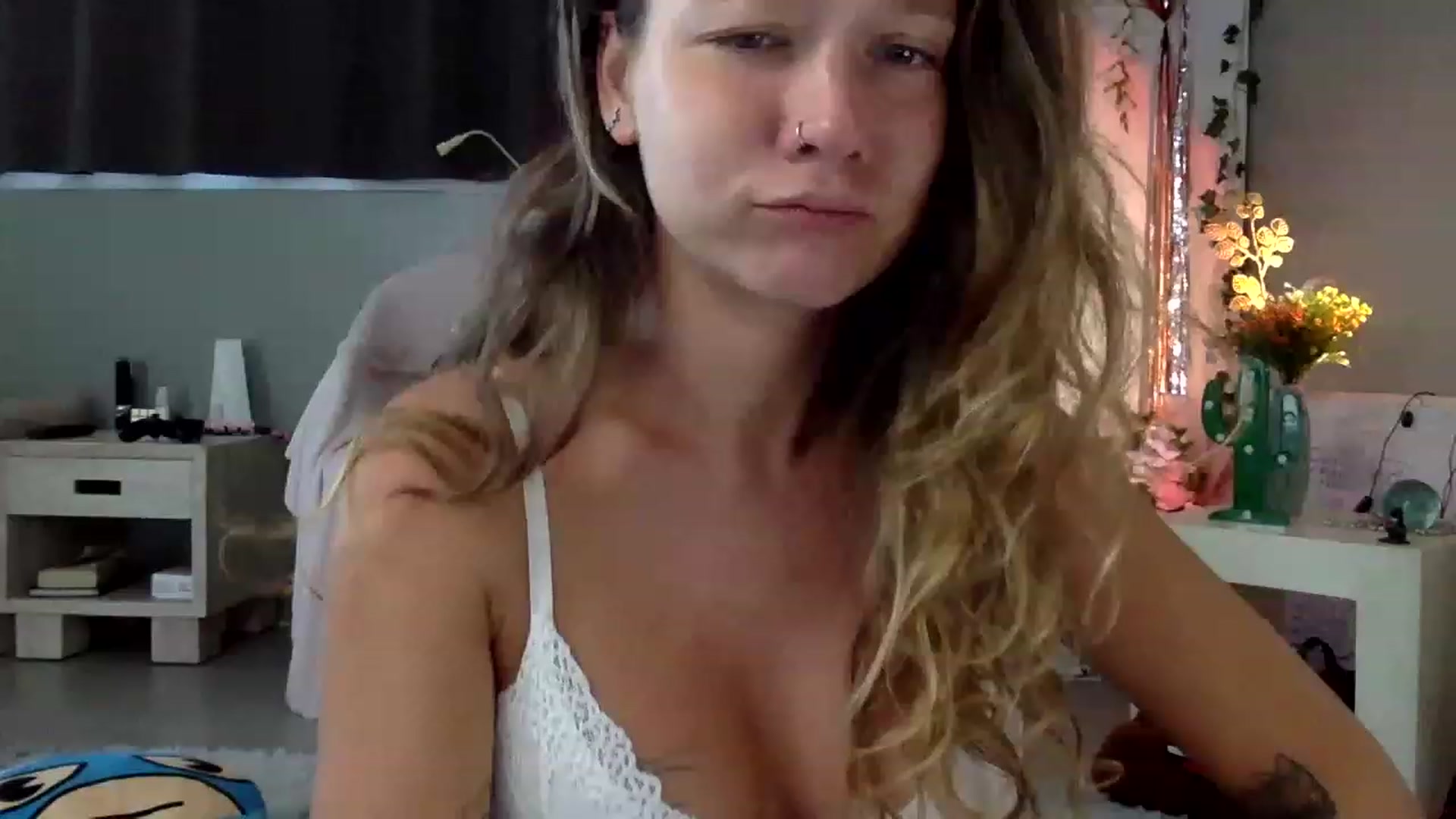 Gallery image thumbnail from Qi_ra's myfreecams stream on, 05/04/2023, 01:36 image 14 of 20
