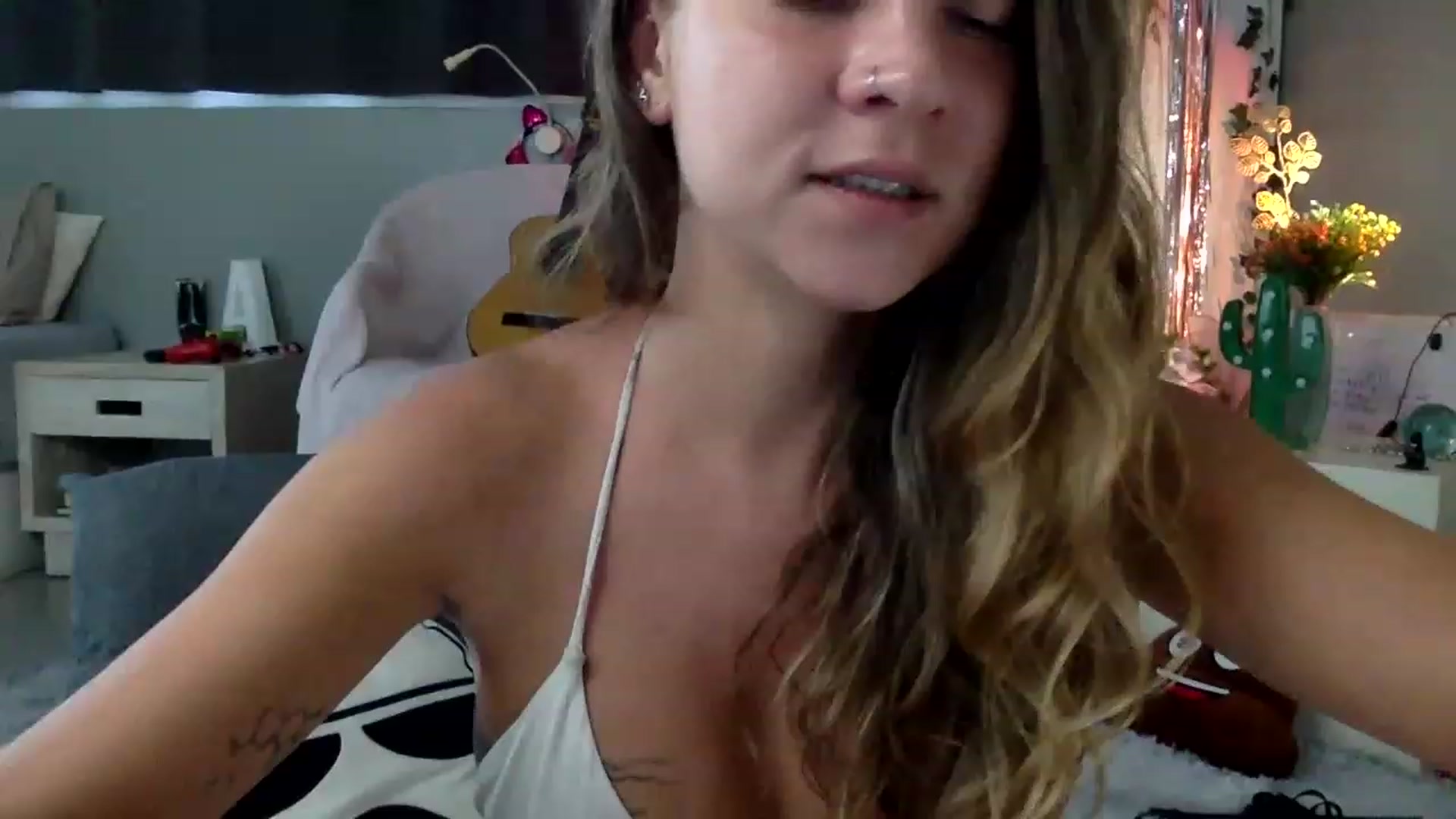Gallery image thumbnail from Qi_ra's myfreecams stream on, 05/08/2023, 02:21 image 11 of 20