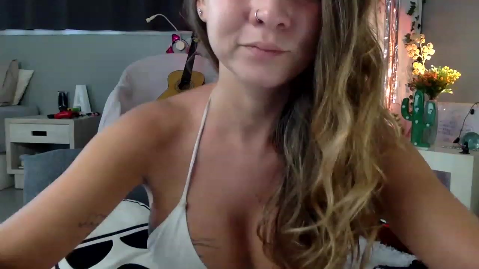 Gallery image thumbnail from Qi_ra's myfreecams stream on, 05/08/2023, 02:21 image 10 of 20