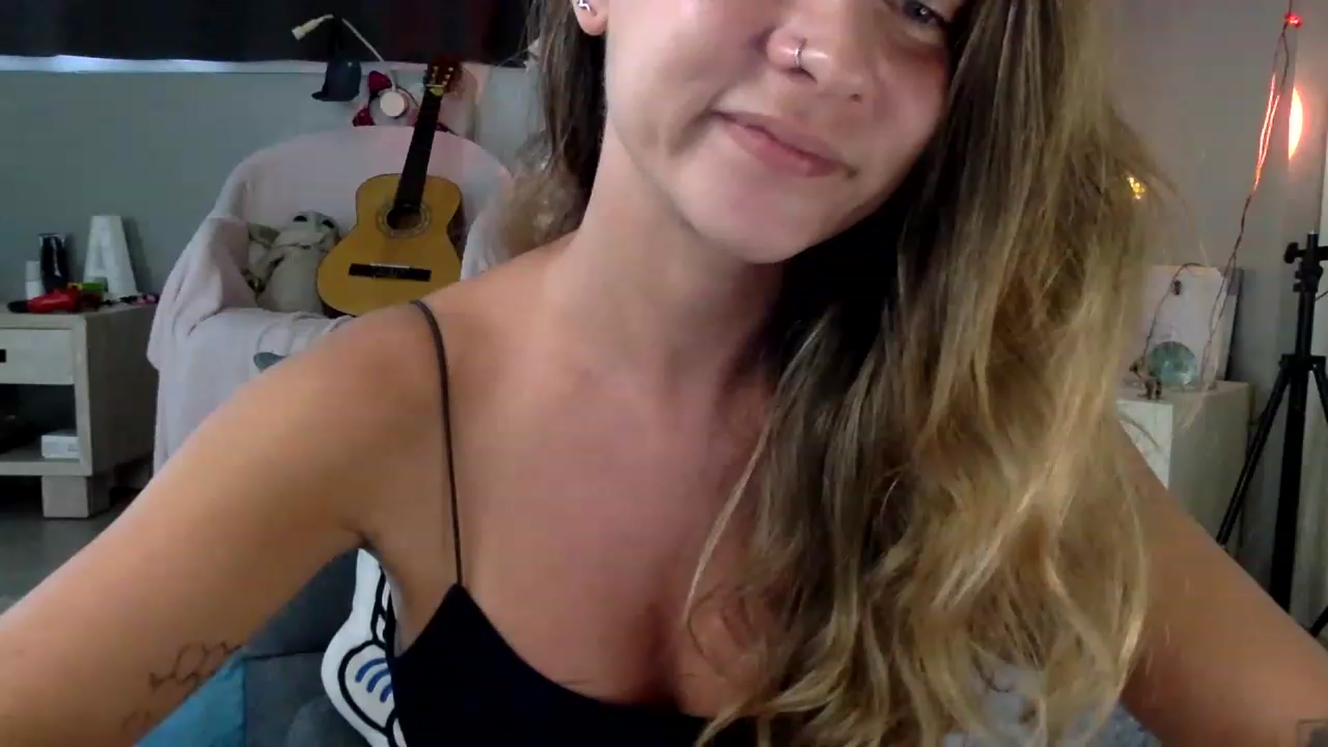 Gallery image thumbnail from Qi_ra's myfreecams stream on, 05/09/2023, 01:46 image 20 of 20