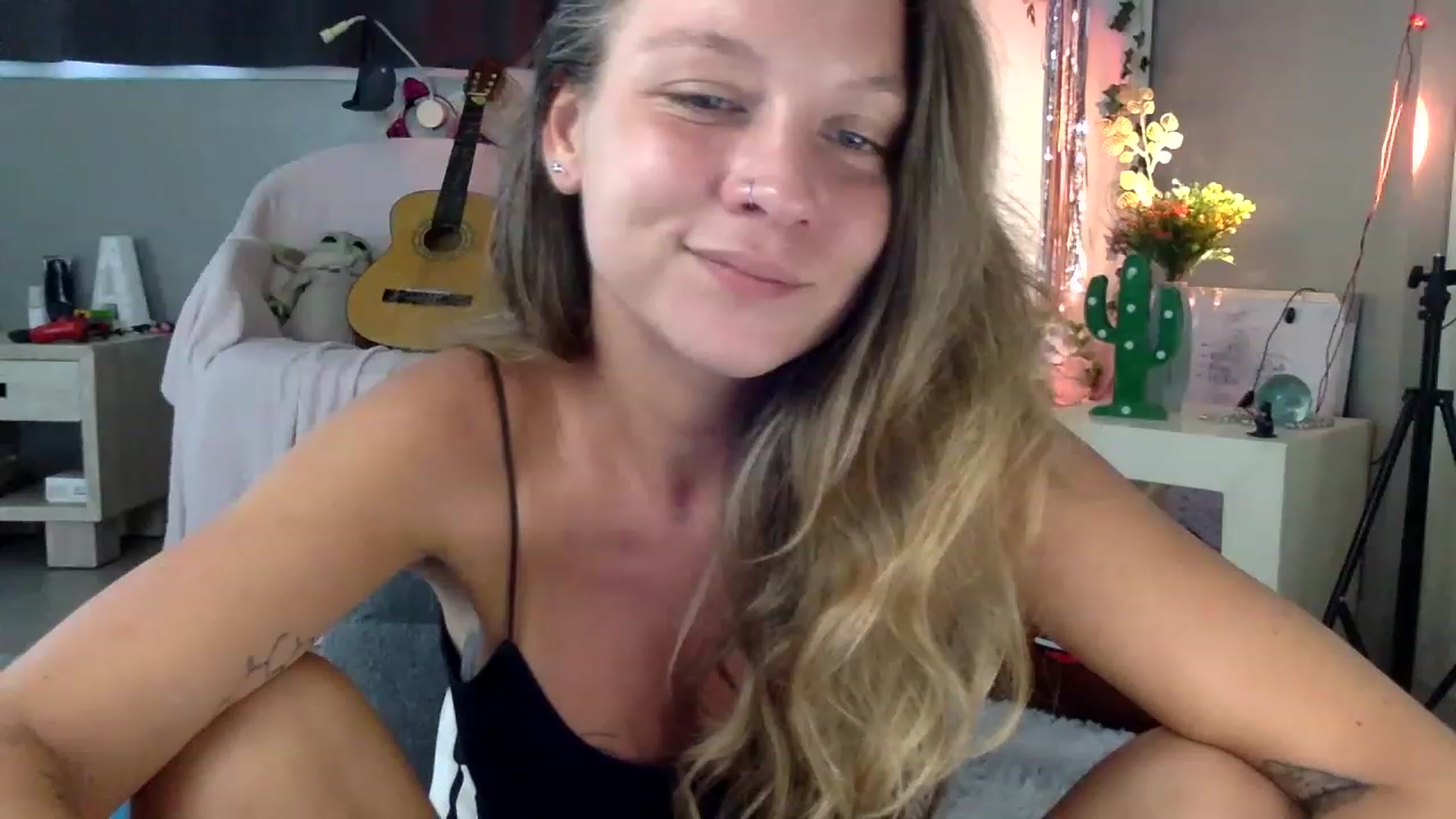 Gallery image thumbnail from Qi_ra's myfreecams stream on, 05/09/2023, 01:46 image 12 of 20