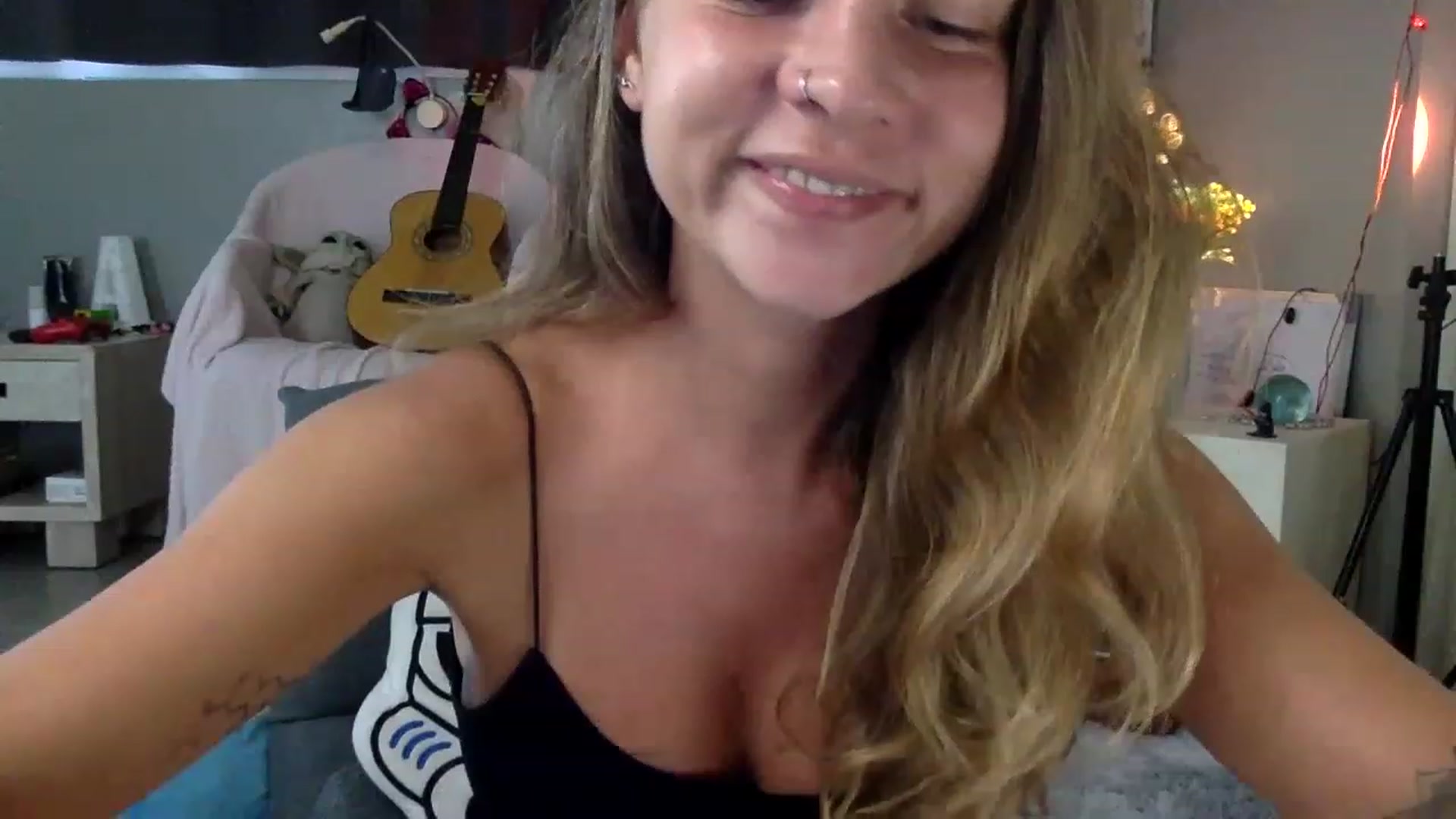 Gallery image thumbnail from Qi_ra's myfreecams stream on, 05/09/2023, 01:46 image 18 of 20