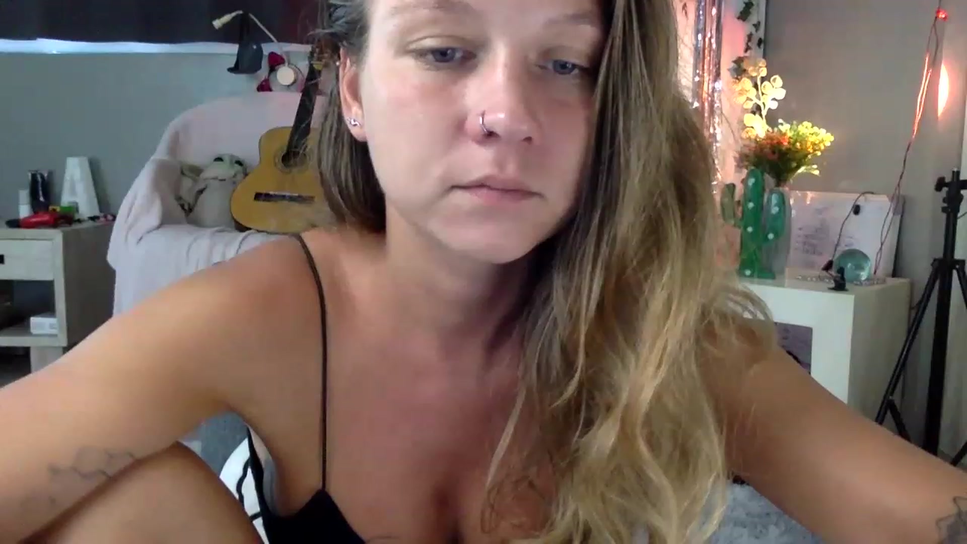 Gallery image thumbnail from Qi_ra's myfreecams stream on, 05/09/2023, 01:46 image 9 of 20