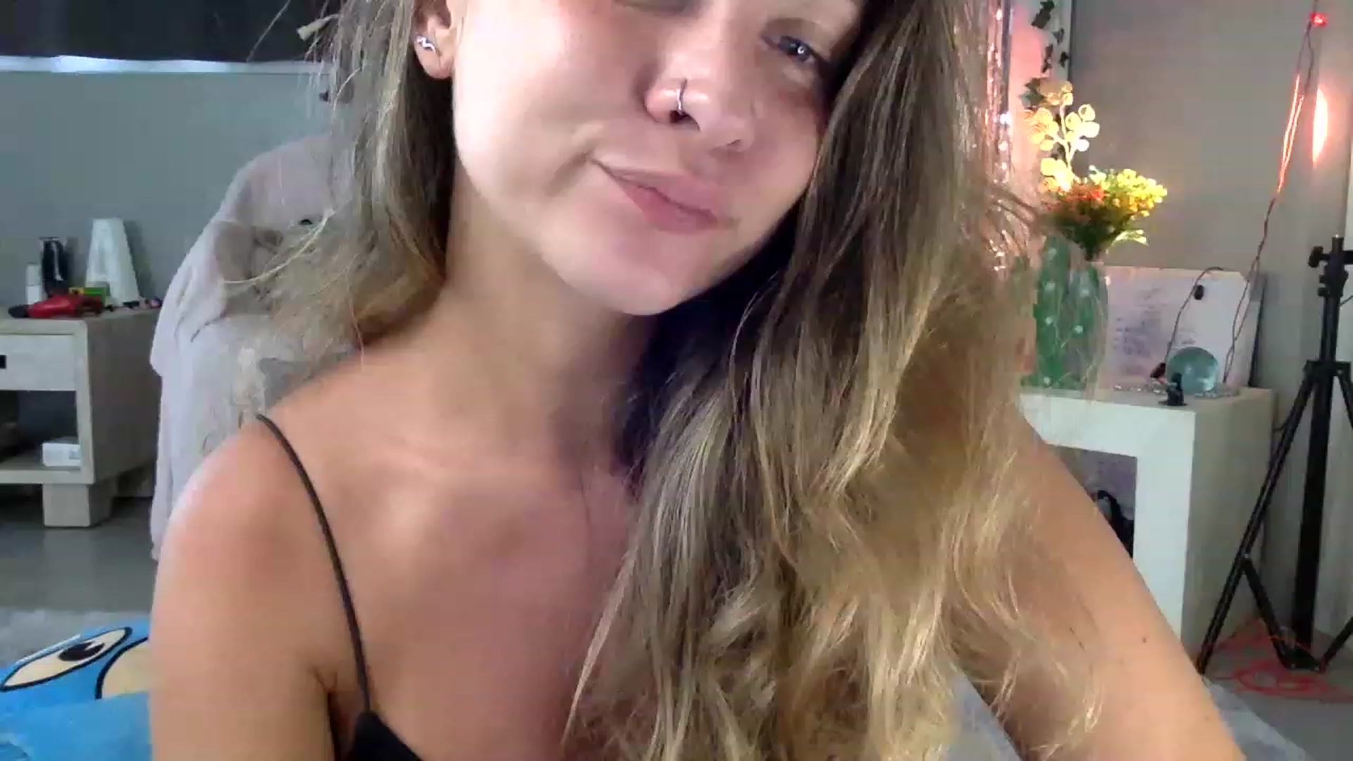 Gallery image thumbnail from Qi_ra's myfreecams stream on, 05/09/2023, 01:46 image 17 of 20