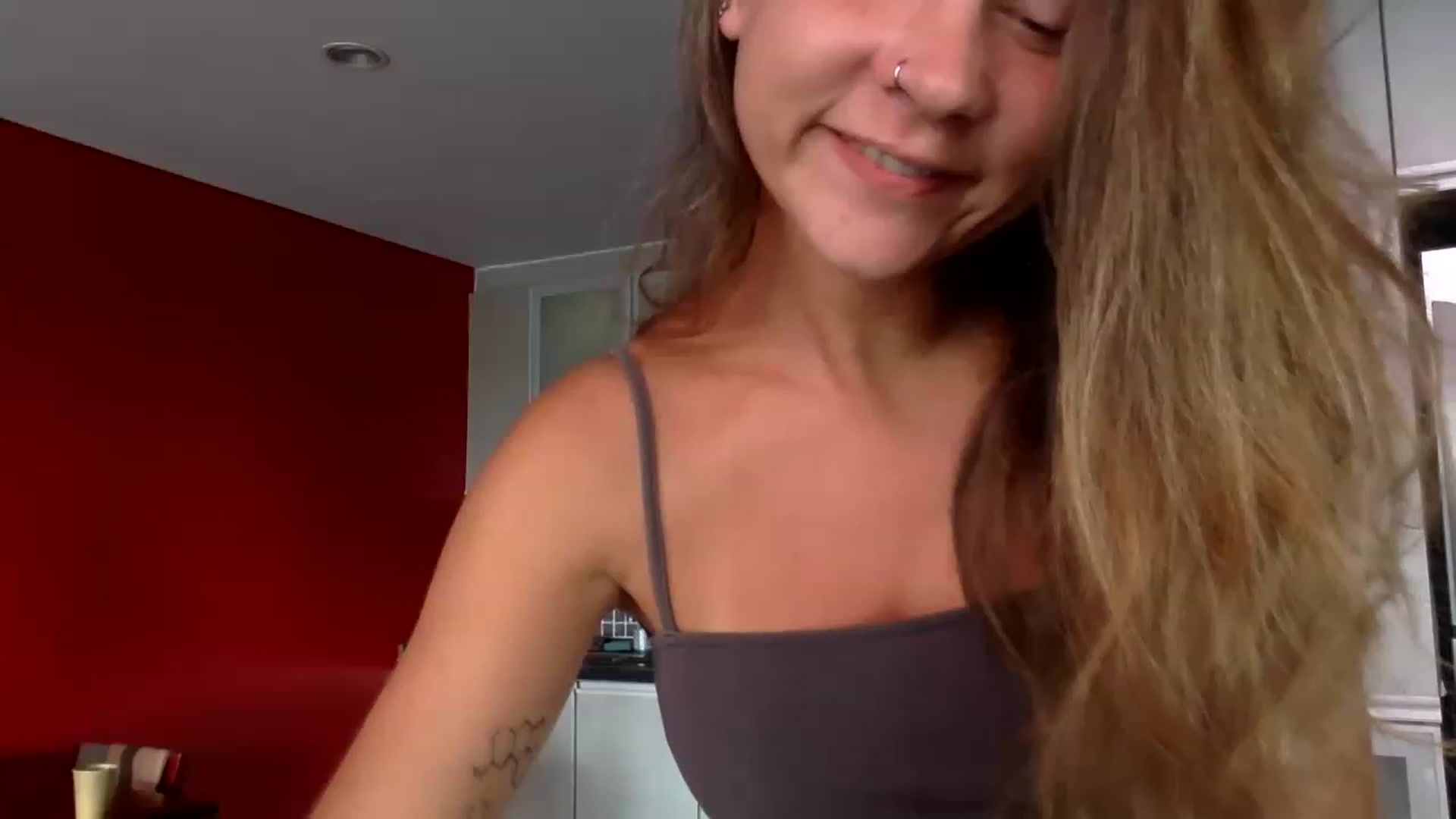 Gallery image thumbnail from Qi_ra's myfreecams stream on, 05/20/2023, 24:58 image 15 of 20