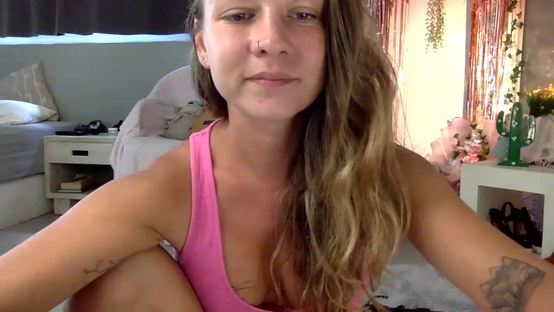 Gallery image thumbnail from Qi_ra's myfreecams stream on, 06/01/2023, 06:38 image 1 of 20