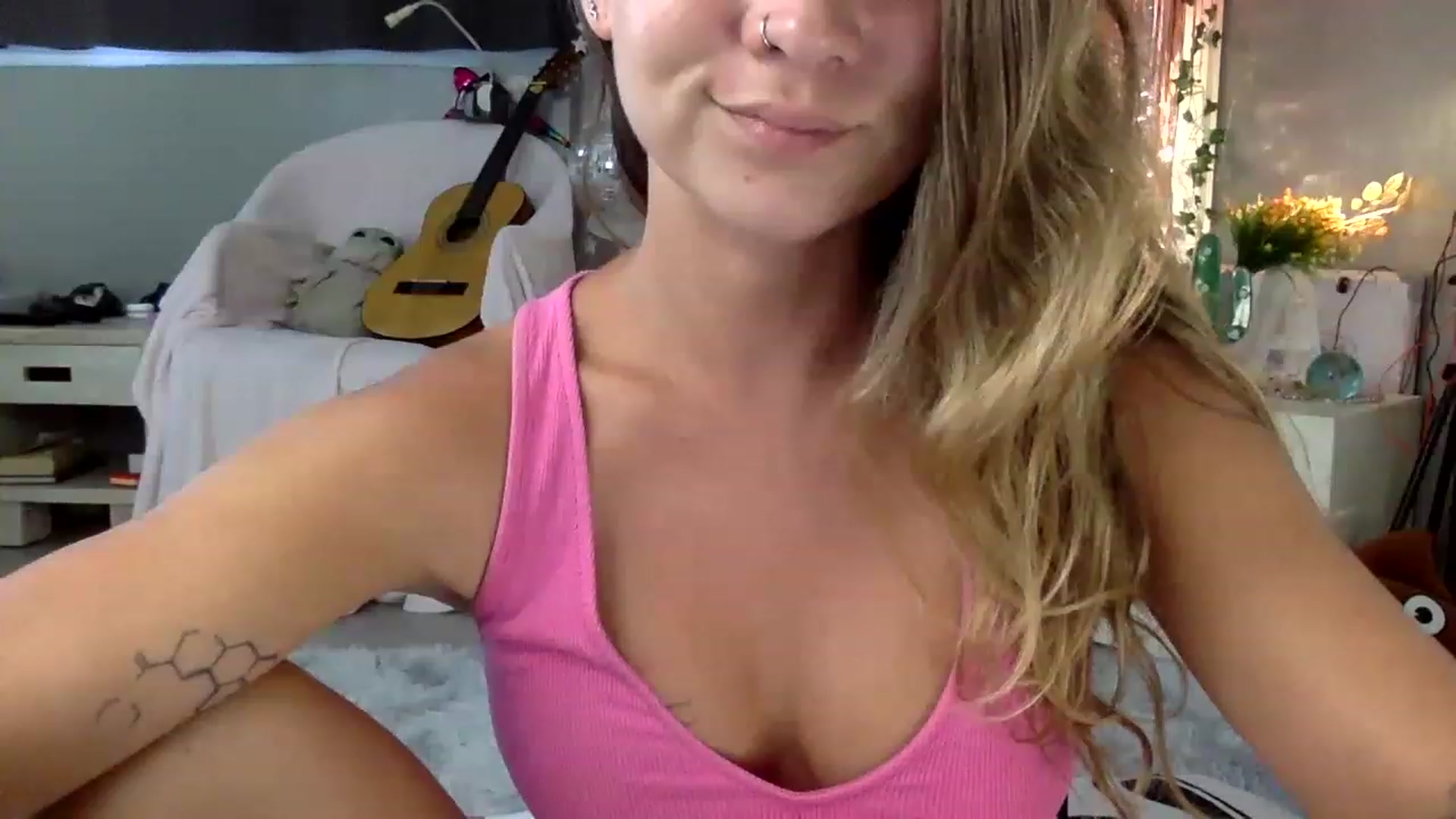 Gallery image thumbnail from Qi_ra's myfreecams stream on, 06/01/2023, 06:38 image 17 of 20