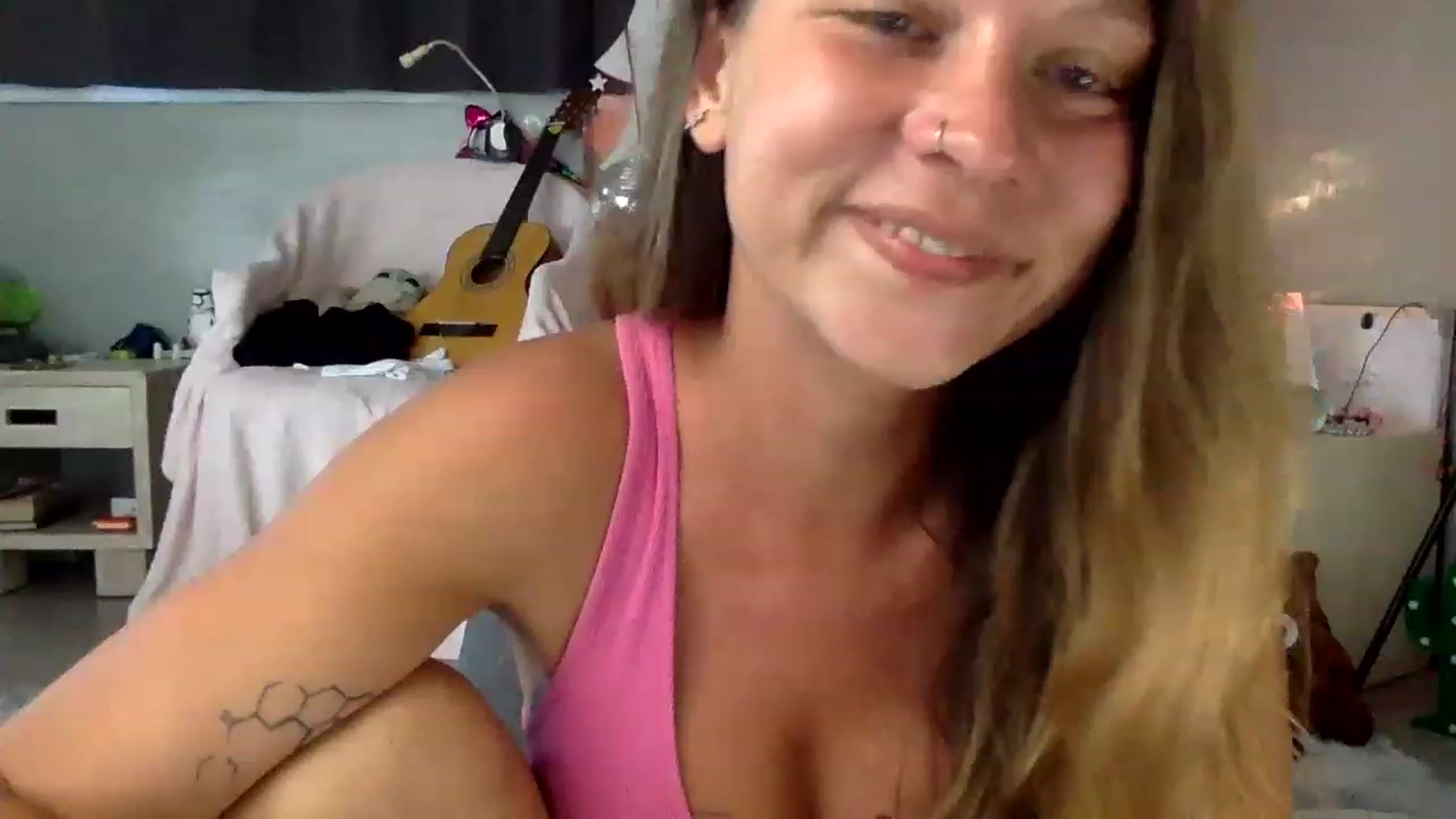 Gallery image thumbnail from Qi_ra's myfreecams stream on, 06/12/2023, 03:12 image 18 of 20