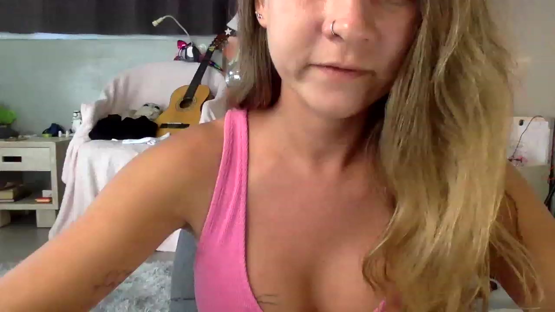 Gallery image thumbnail from Qi_ra's myfreecams stream on, 06/12/2023, 03:32 image 1 of 20