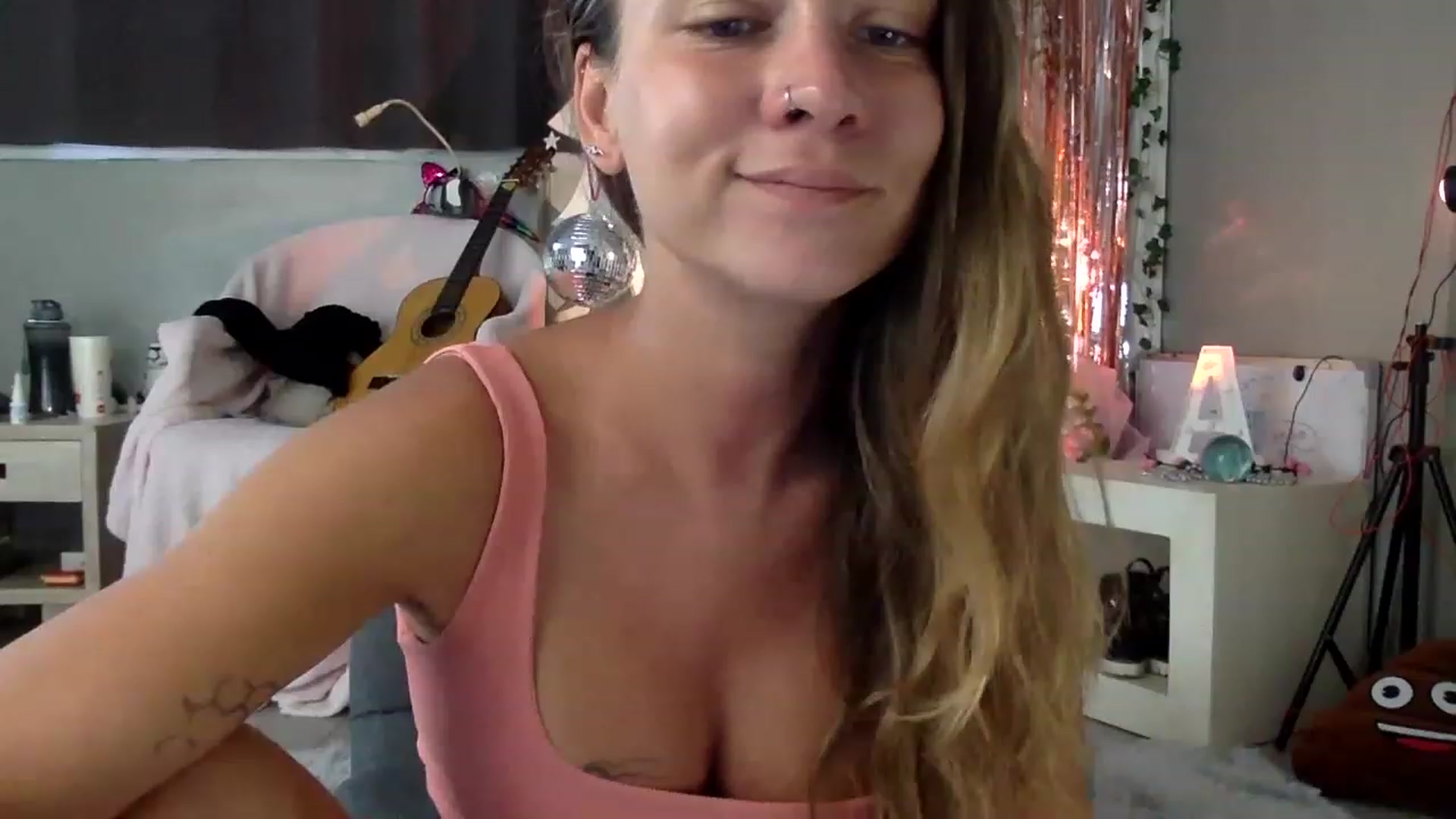 Gallery image thumbnail from Qi_ra's myfreecams stream on, 06/13/2023, 01:42 image 3 of 20