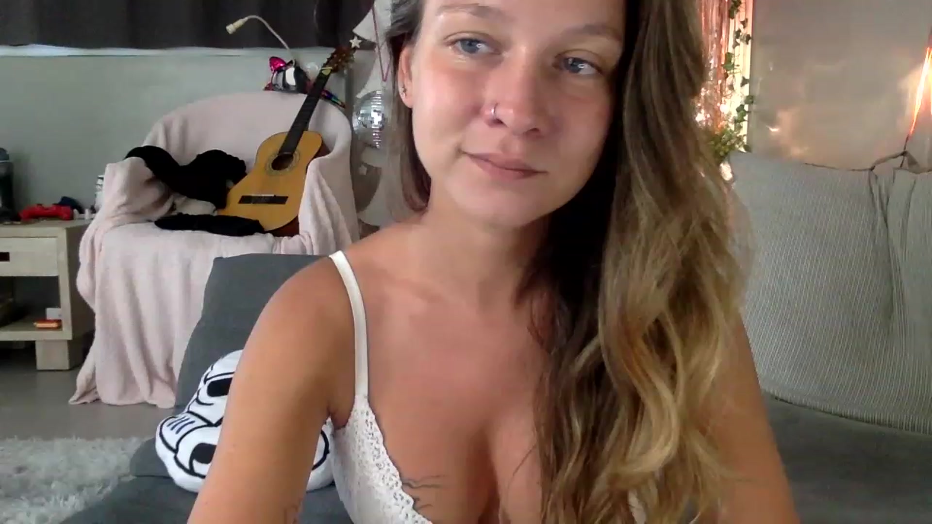 Gallery image thumbnail from Qi_ra's myfreecams stream on, 06/14/2023, 24:33 image 14 of 20