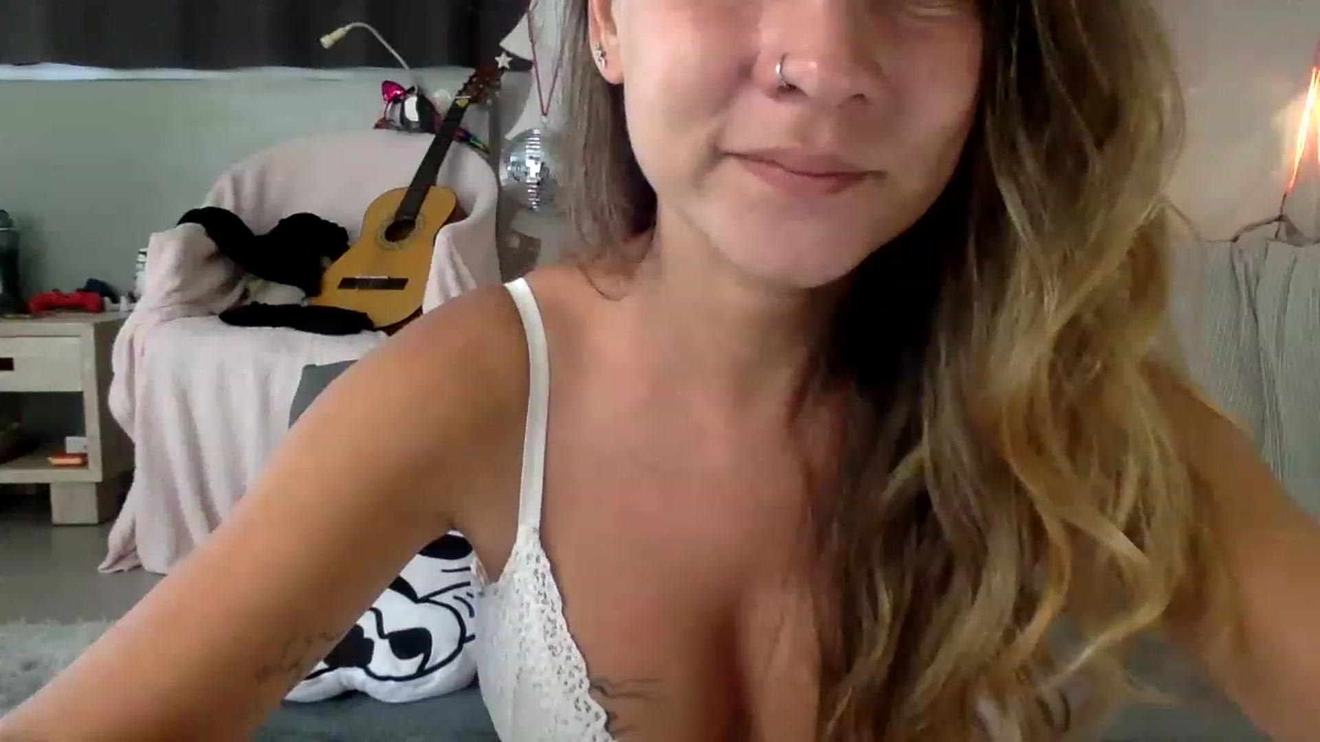 Gallery image thumbnail from Qi_ra's myfreecams stream on, 06/14/2023, 24:33 image 17 of 20