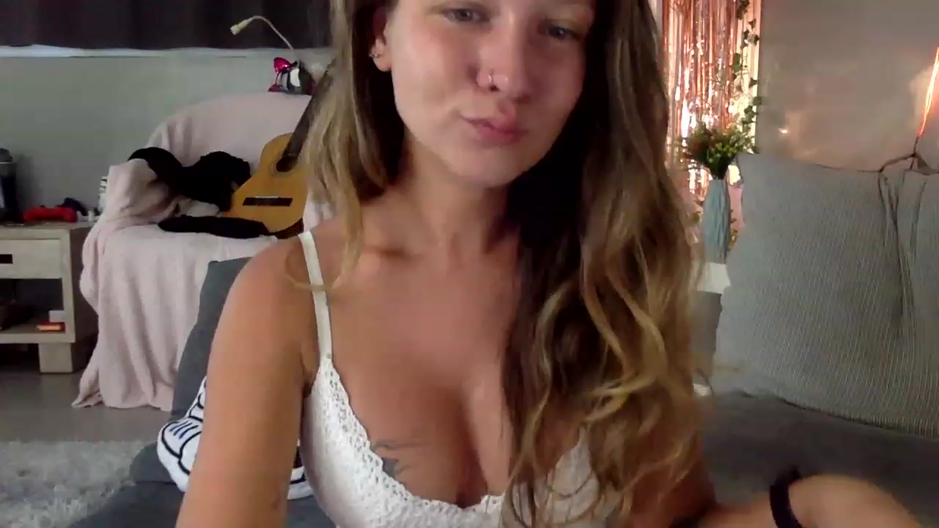 Gallery image thumbnail from Qi_ra's myfreecams stream on, 06/14/2023, 24:33 image 5 of 20