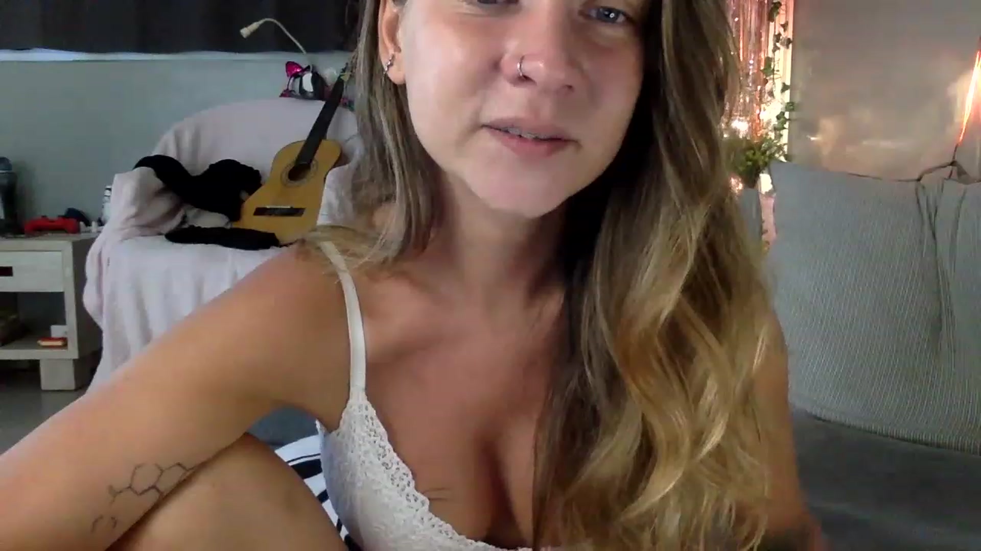 Gallery image thumbnail from Qi_ra's myfreecams stream on, 06/14/2023, 02:13 image 6 of 20