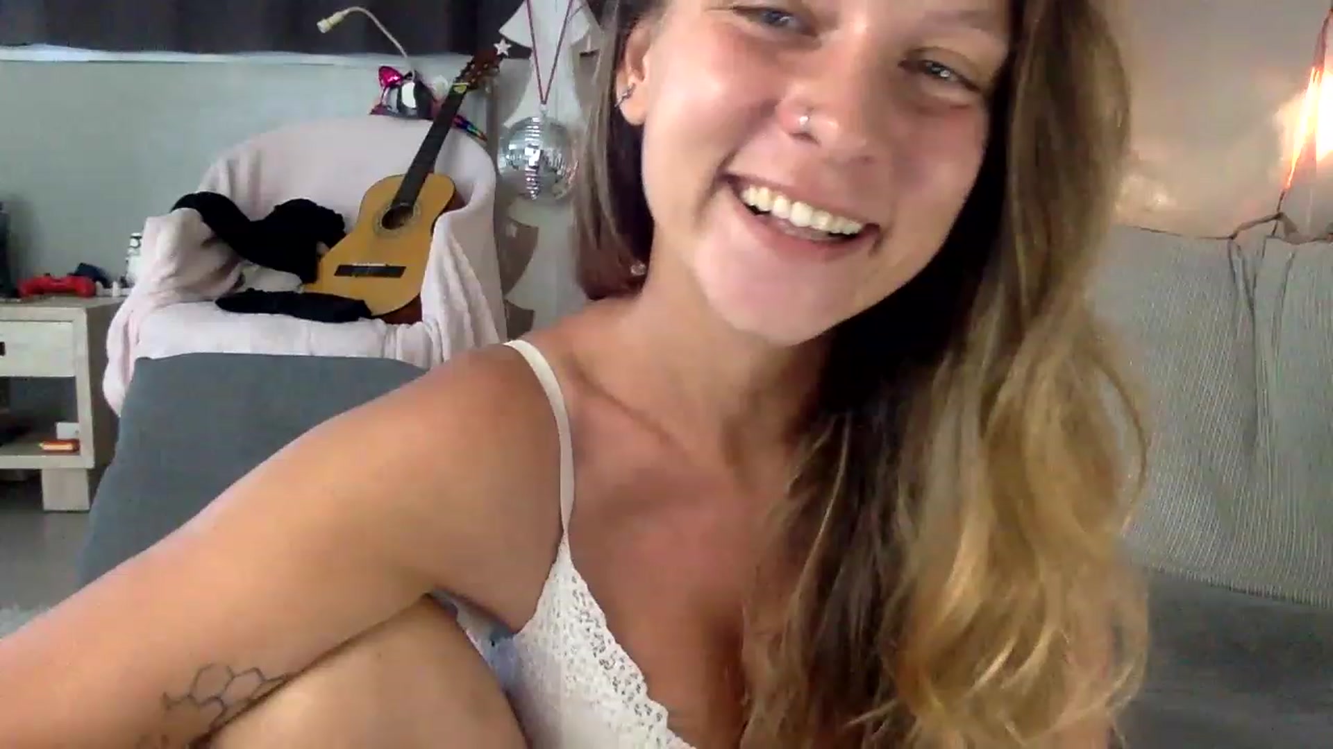 Gallery image thumbnail from Qi_ra's myfreecams stream on, 06/14/2023, 03:28 image 19 of 20