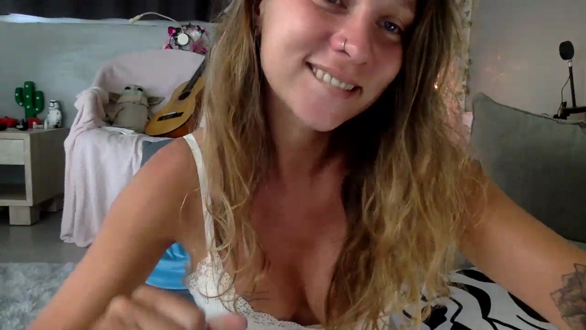 Gallery image thumbnail from Qi_ra's myfreecams stream on, 06/30/2023, 01:42 image 11 of 20