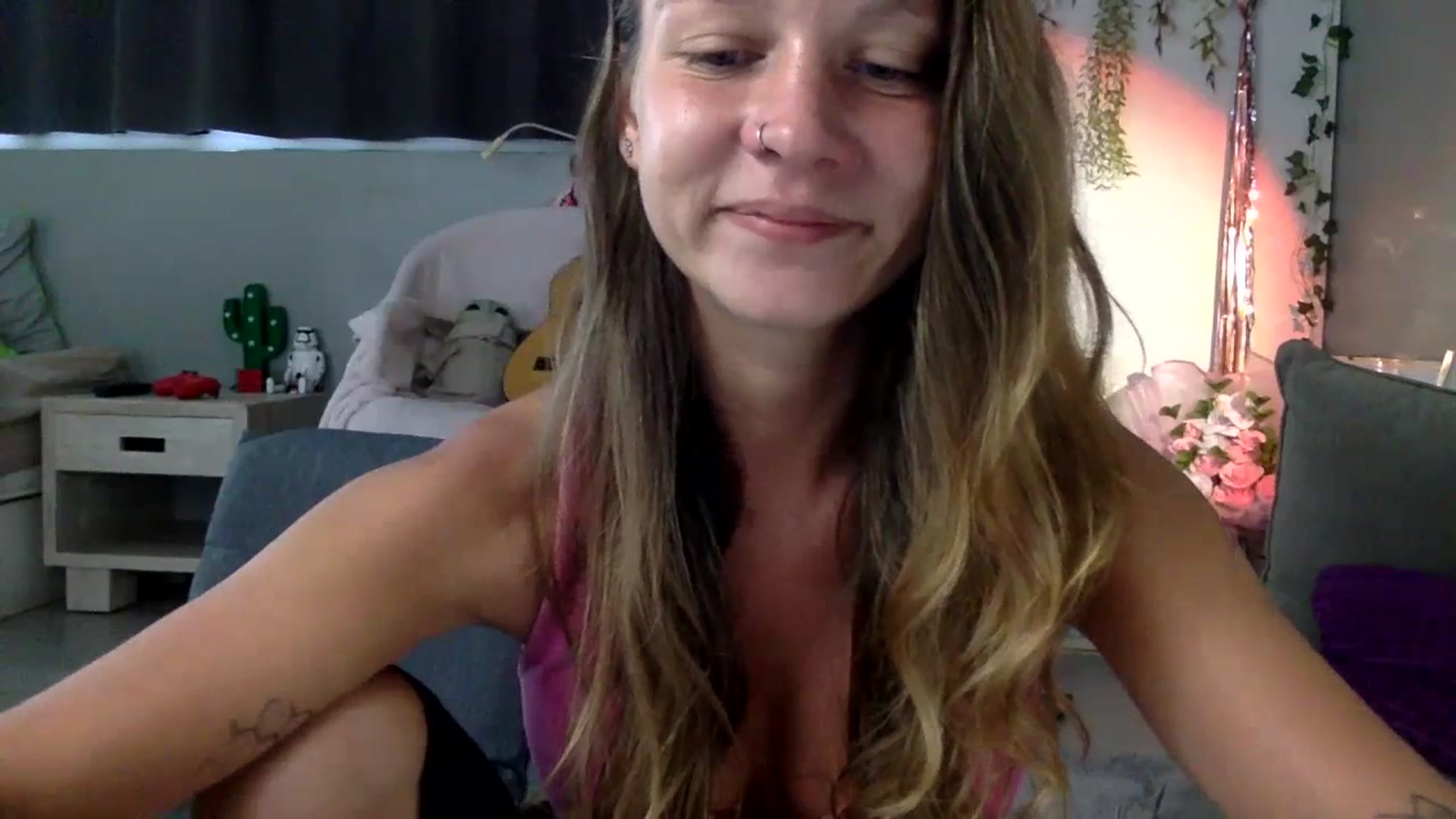 Gallery image thumbnail from Qi_ra's myfreecams stream on, 07/03/2023, 01:33 image 13 of 20